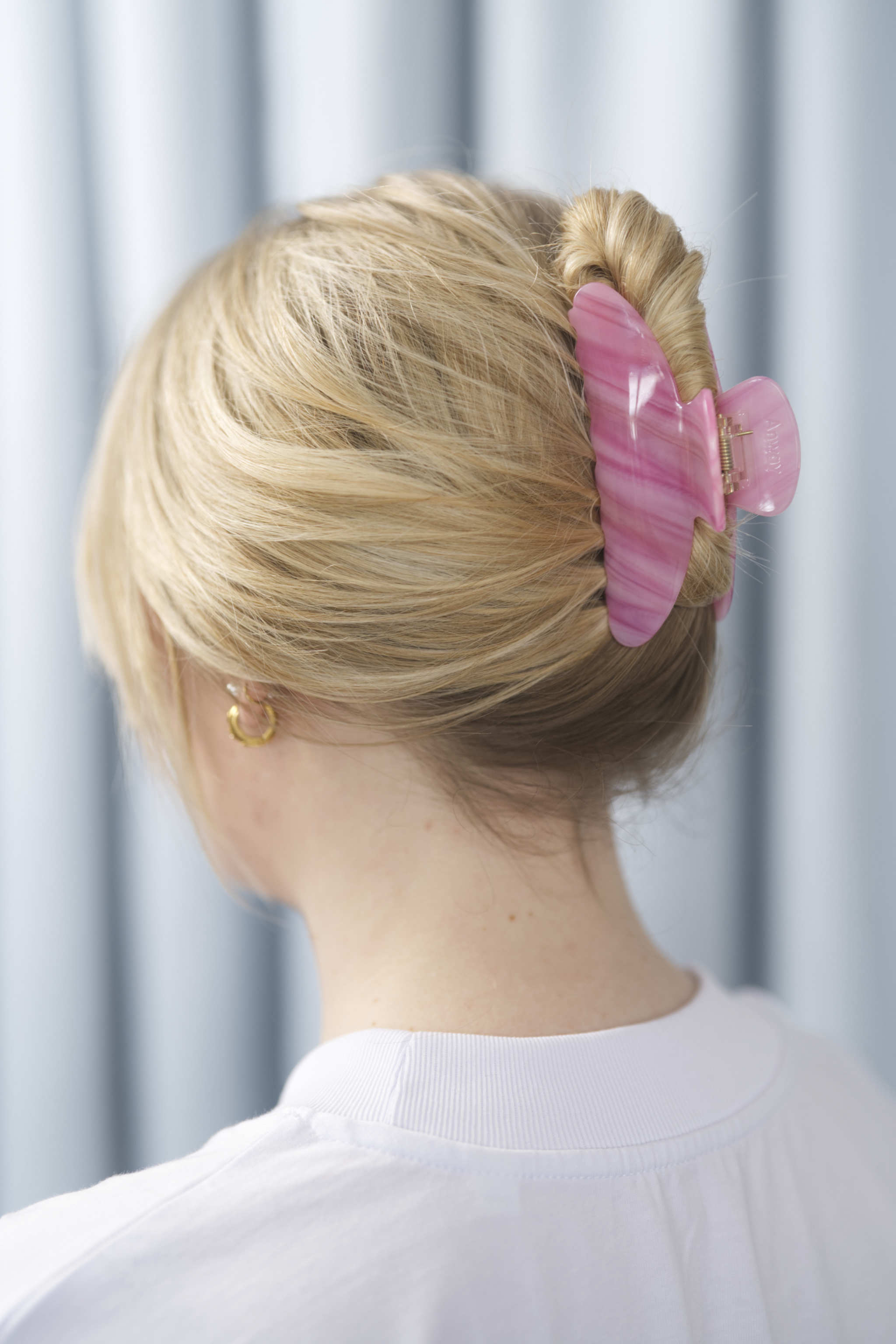 Moon Haarklammer in glänzendem Zuckerwatte-Rosa mit zartem Glanz mit stilvollem Design – elegantes und zeitloses Haaraccessoire für jeden Anlass, ideal für einen klassischen und unverwechselbaren Look.