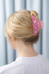 Moon Haarklammer in glänzendem Zuckerwatte-Rosa mit zartem Glanz mit stilvollem Design – elegantes und zeitloses Haaraccessoire für jeden Anlass, ideal für einen klassischen und unverwechselbaren Look.