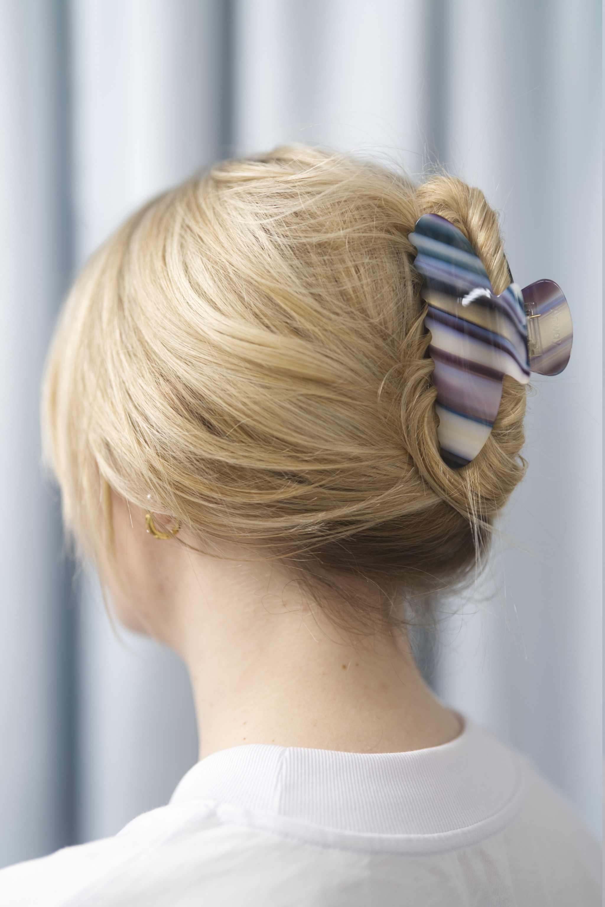 Moon Haarklammer im marmorierten Multicolor-Design mit eleganten Streifen in Violett, Türkis und Creme mit stilvollem Design – elegantes und zeitloses Haaraccessoire für jeden Anlass, ideal für einen klassischen und unverwechselbaren Look.