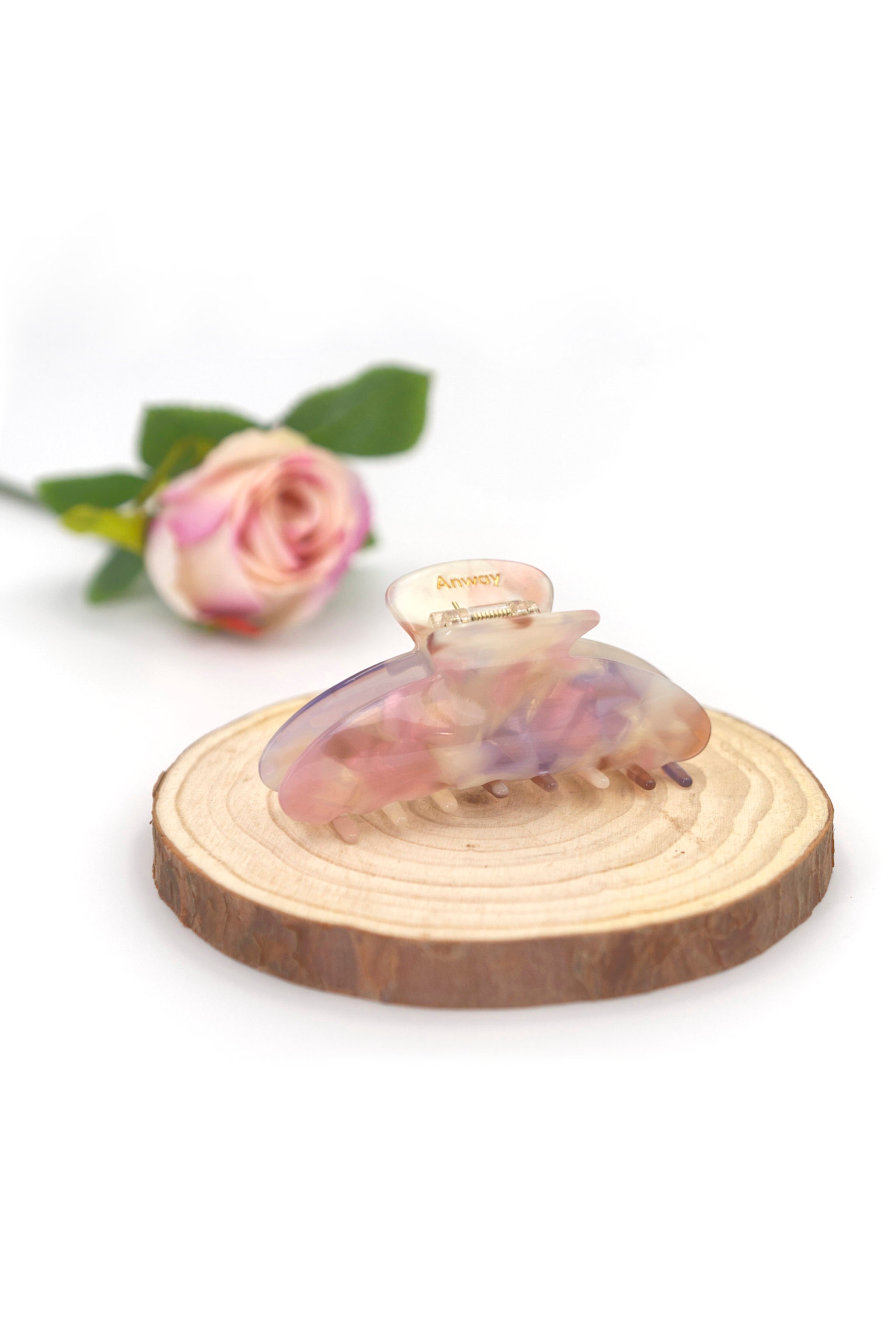 Moon Haarklammer in marmoriertem Rosa, Beige, Flieder, perlendem Weiss mit stilvollem Design – elegantes und zeitloses Haaraccessoire für jeden Anlass, ideal für einen klassischen und unverwechselbaren Look.