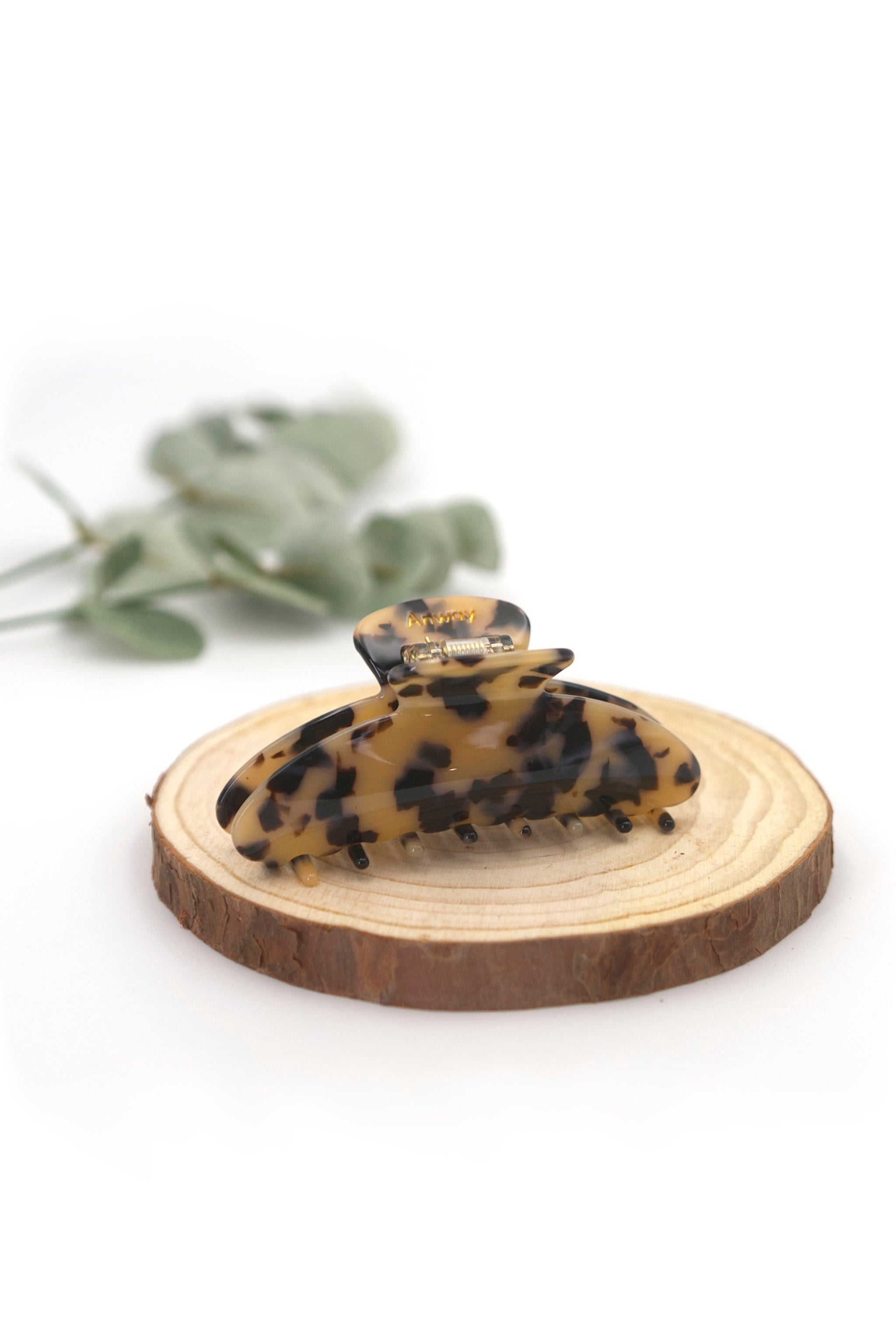 Moon Haarklammer im klassischen Tortoise-Muster mit marmorierter Optik in Braun und Schwarz mit stilvollem Design – elegantes und zeitloses Haaraccessoire für jeden Anlass, ideal für einen klassischen und unverwechselbaren Look.