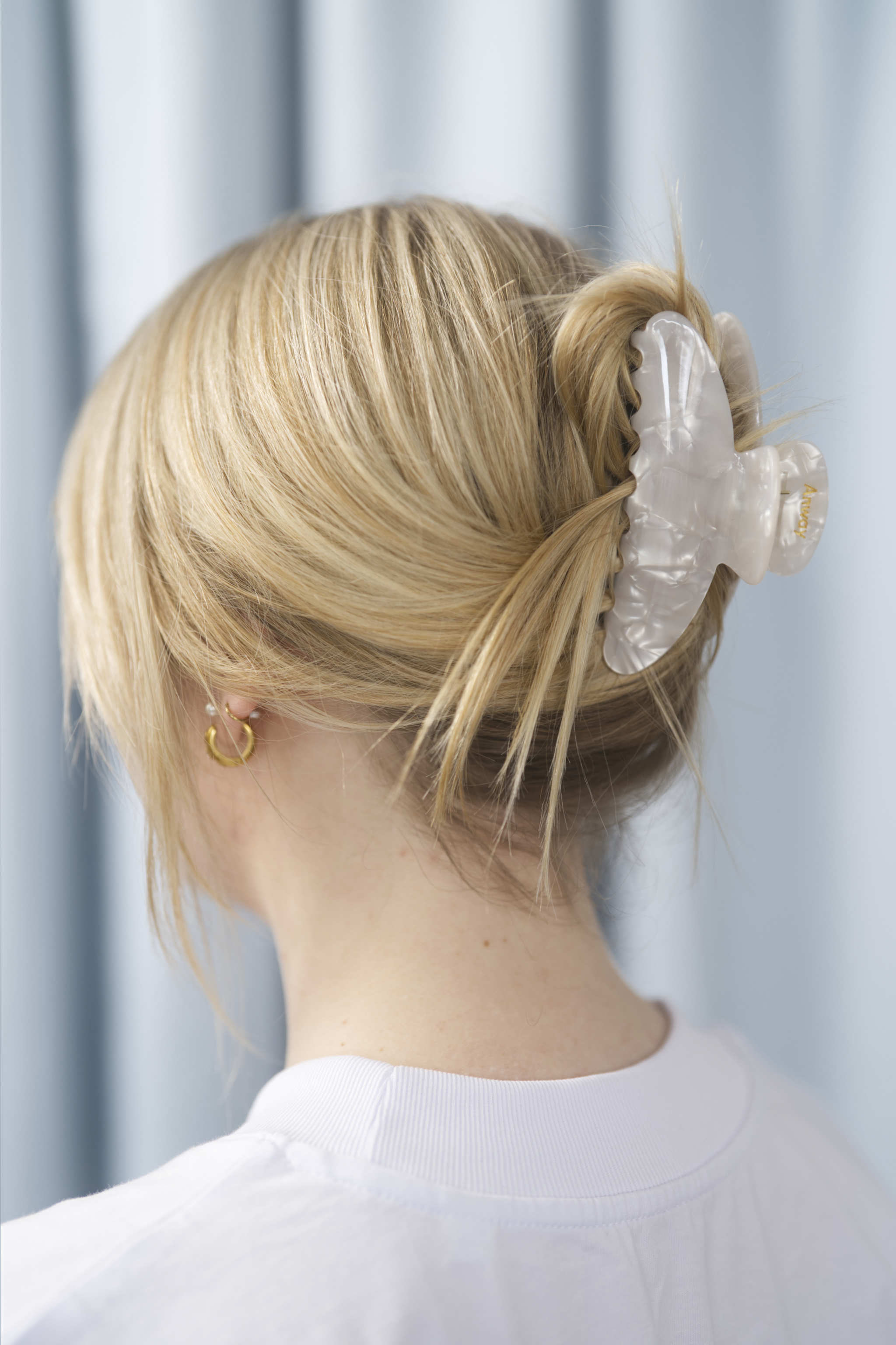 Moon Haarklammer in perlendem weiss mit stilvollem Design – elegantes und zeitloses Haaraccessoire für jeden Anlass, ideal für einen klassischen und unverwechselbaren Look.