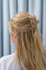 Kompakte Square Haarklammer baileysfarben in einen mittelbraunen bis taupefarbenen Ton mit elegantem Design – stilvolles, langlebiges und praktisches Haaraccessoire für unterwegs, das idealen Halt und maximalen Komfort bietet.