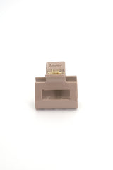 Kompakte Square Haarklammer baileysfarben in einen mittelbraunen bis taupefarbenen Ton mit elegantem Design – stilvolles, langlebiges und praktisches Haaraccessoire für unterwegs, das idealen Halt und maximalen Komfort bietet.
