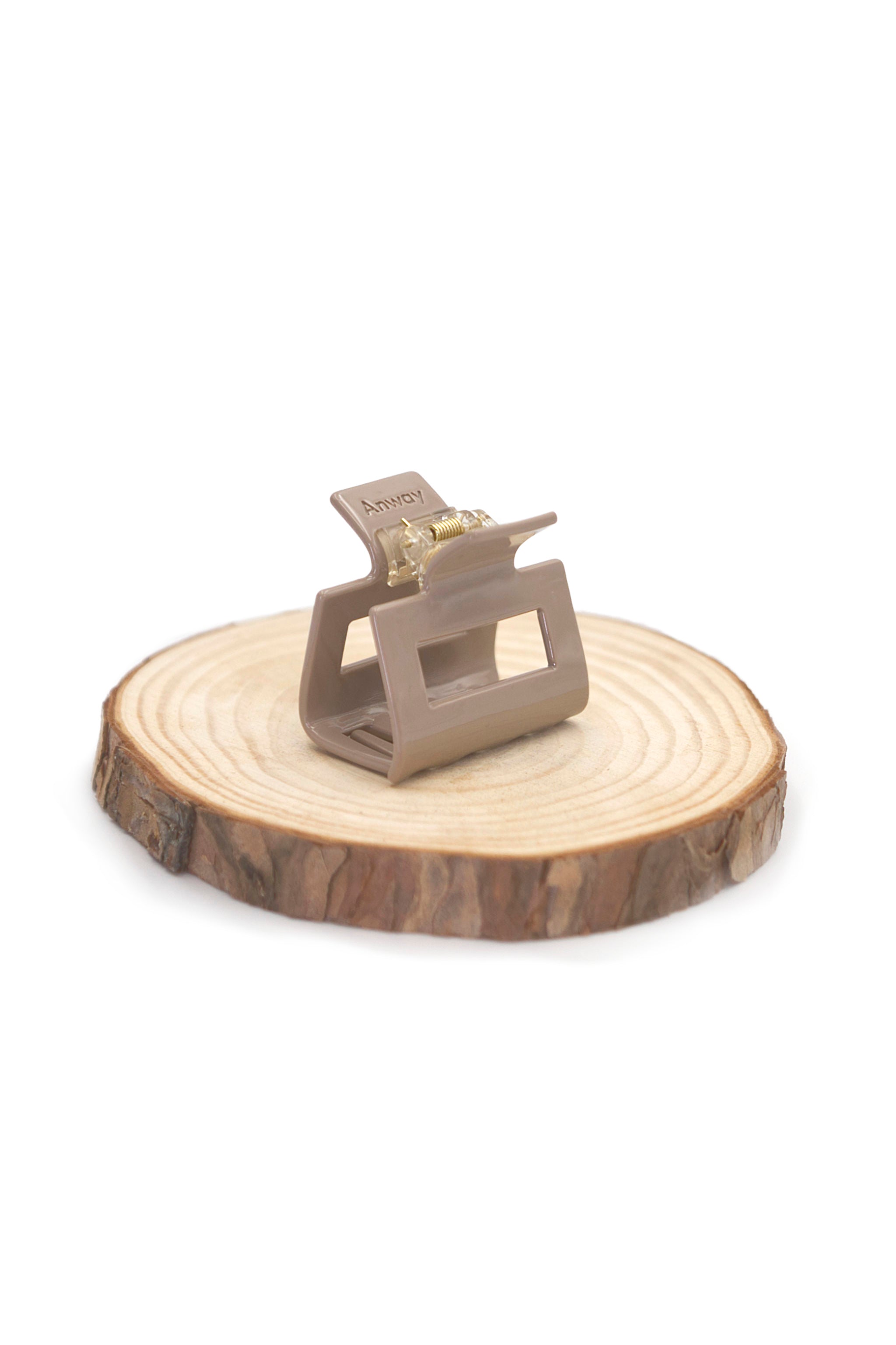 Kompakte Square Haarklammer baileysfarben in einen mittelbraunen bis taupefarbenen Ton mit elegantem Design – stilvolles, langlebiges und praktisches Haaraccessoire für unterwegs, das idealen Halt und maximalen Komfort bietet.