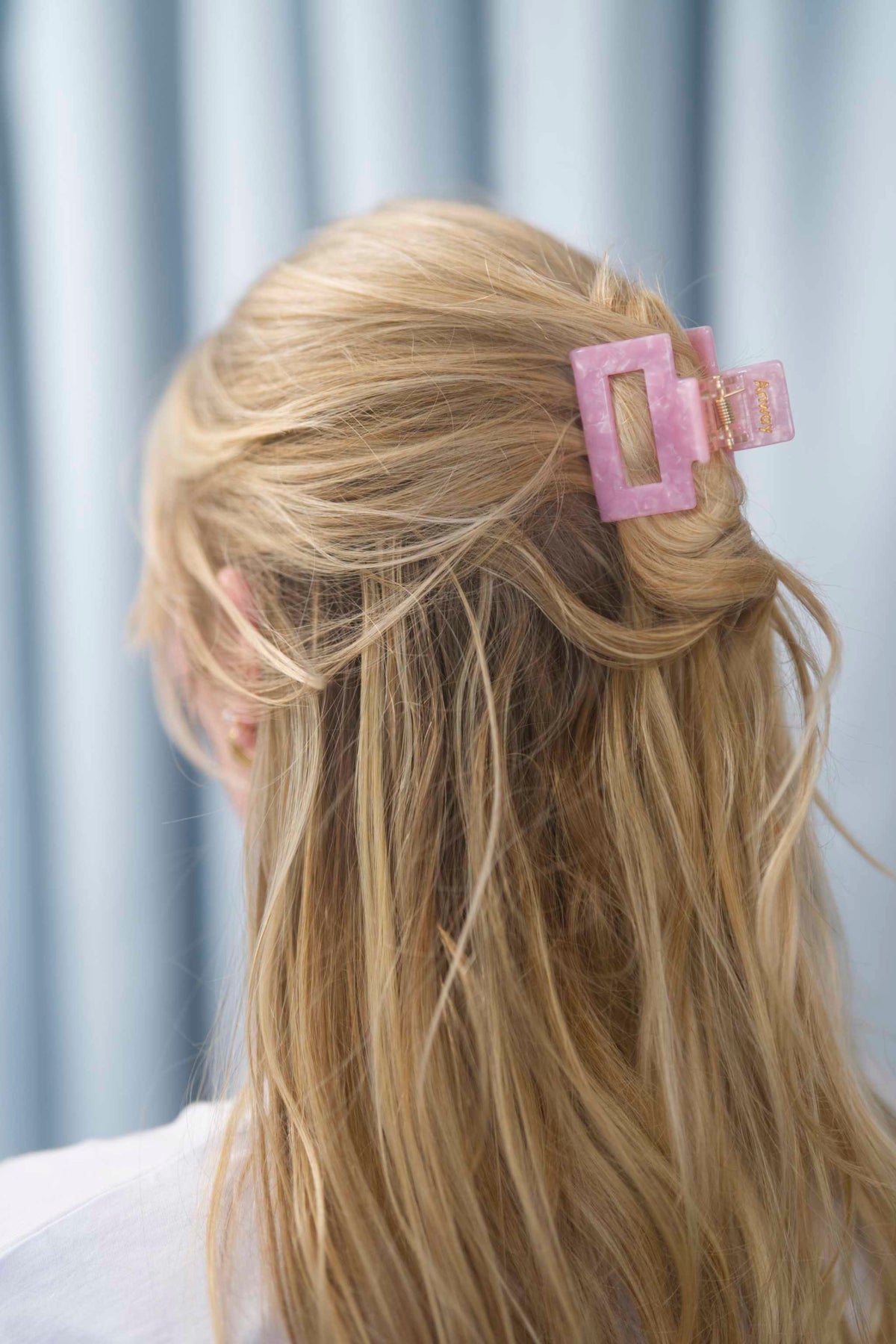 Kompakte Square Haarklammer in modernem Soft Pink mit marmorierter Struktur und elegantem Design – stilvolles, langlebiges und praktisches Haaraccessoire für unterwegs, das idealen Halt und maximalen Komfort bietet.