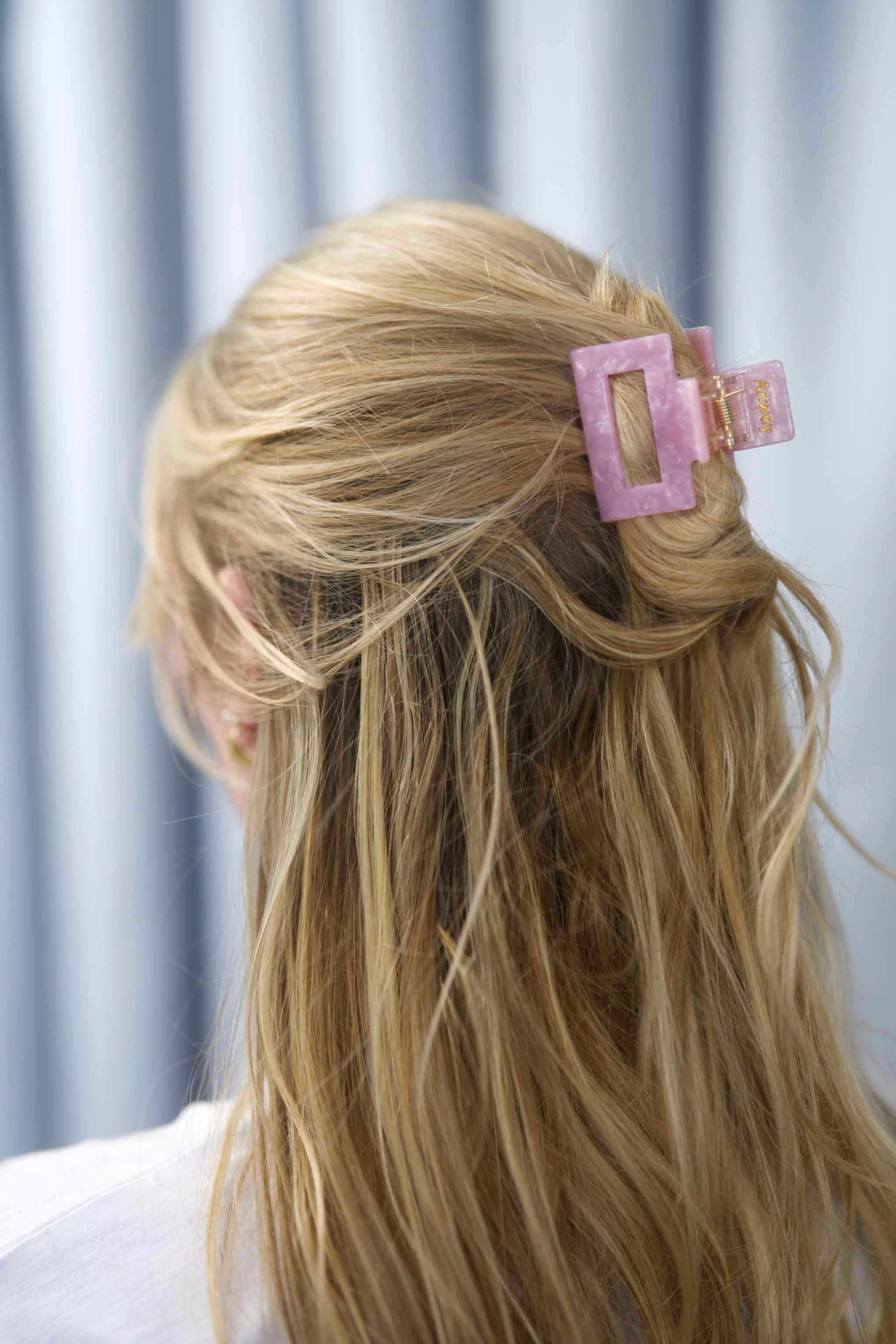 Square Haarklammer in modernem Soft Pink mit marmorierter Struktur und elegantem Design