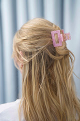 Kompakte Square Haarklammer in modernem Soft Pink mit marmorierter Struktur und elegantem Design – stilvolles, langlebiges und praktisches Haaraccessoire für unterwegs, das idealen Halt und maximalen Komfort bietet.