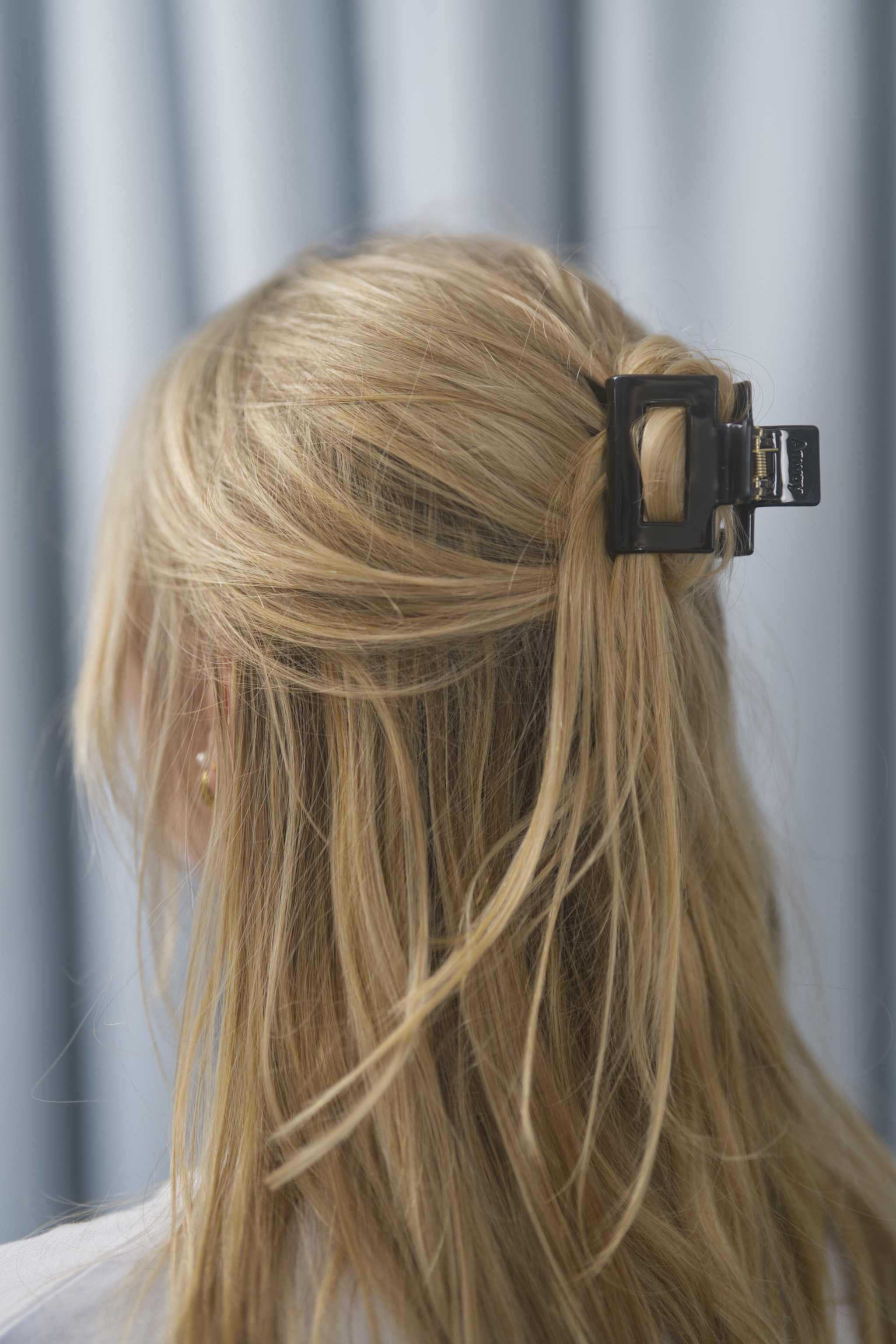 Kompakte Square Haarklammer in schwarz mit elegantem Design – stilvolles, langlebiges und praktisches Haaraccessoire für unterwegs, das idealen Halt und maximalen Komfort bietet.