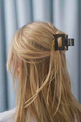 Kompakte Square Haarklammer in schwarz mit elegantem Design – stilvolles, langlebiges und praktisches Haaraccessoire für unterwegs, das idealen Halt und maximalen Komfort bietet.
