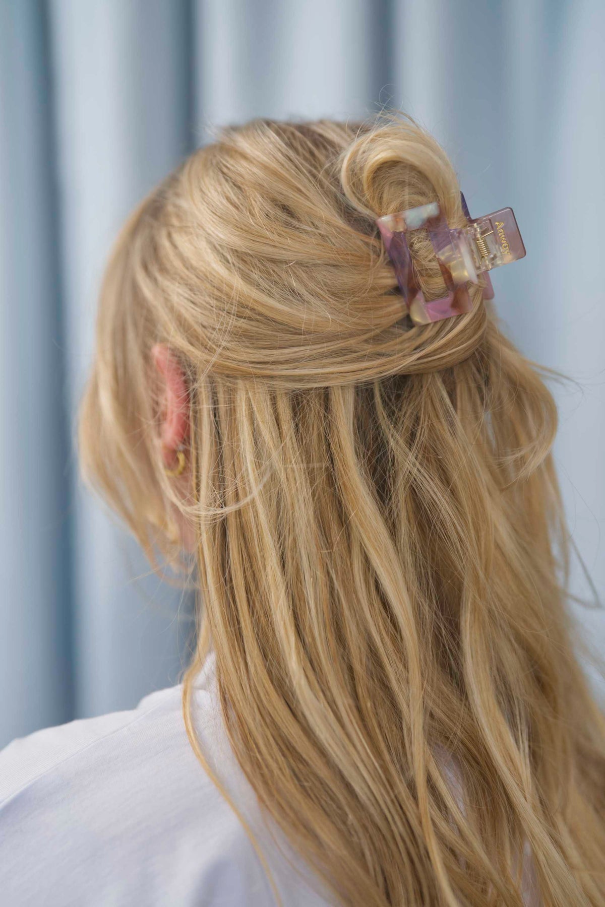 Kompakte Square Haarklammer in marmoriertem Rosa, Beige, Flieder, perlendem Weiss mit elegantem Design – stilvolles, langlebiges und praktisches Haaraccessoire für unterwegs, das idealen Halt und maximalen Komfort bietet.