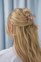 Kompakte Square Haarklammer in marmoriertem Rosa, Beige, Flieder, perlendem Weiss mit elegantem Design – stilvolles, langlebiges und praktisches Haaraccessoire für unterwegs, das idealen Halt und maximalen Komfort bietet.