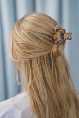 Kompakte Square Haarklammer im klassischen Tortoise-Muster mit marmorierter Optik in Braun und Schwarz mit elegantem Design – stilvolles, langlebiges und praktisches Haaraccessoire für unterwegs, das idealen Halt und maximalen Komfort bietet.