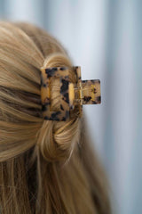 Kompakte Square Haarklammer im klassischen Tortoise-Muster mit marmorierter Optik in Braun und Schwarz mit elegantem Design – stilvolles, langlebiges und praktisches Haaraccessoire für unterwegs, das idealen Halt und maximalen Komfort bietet.