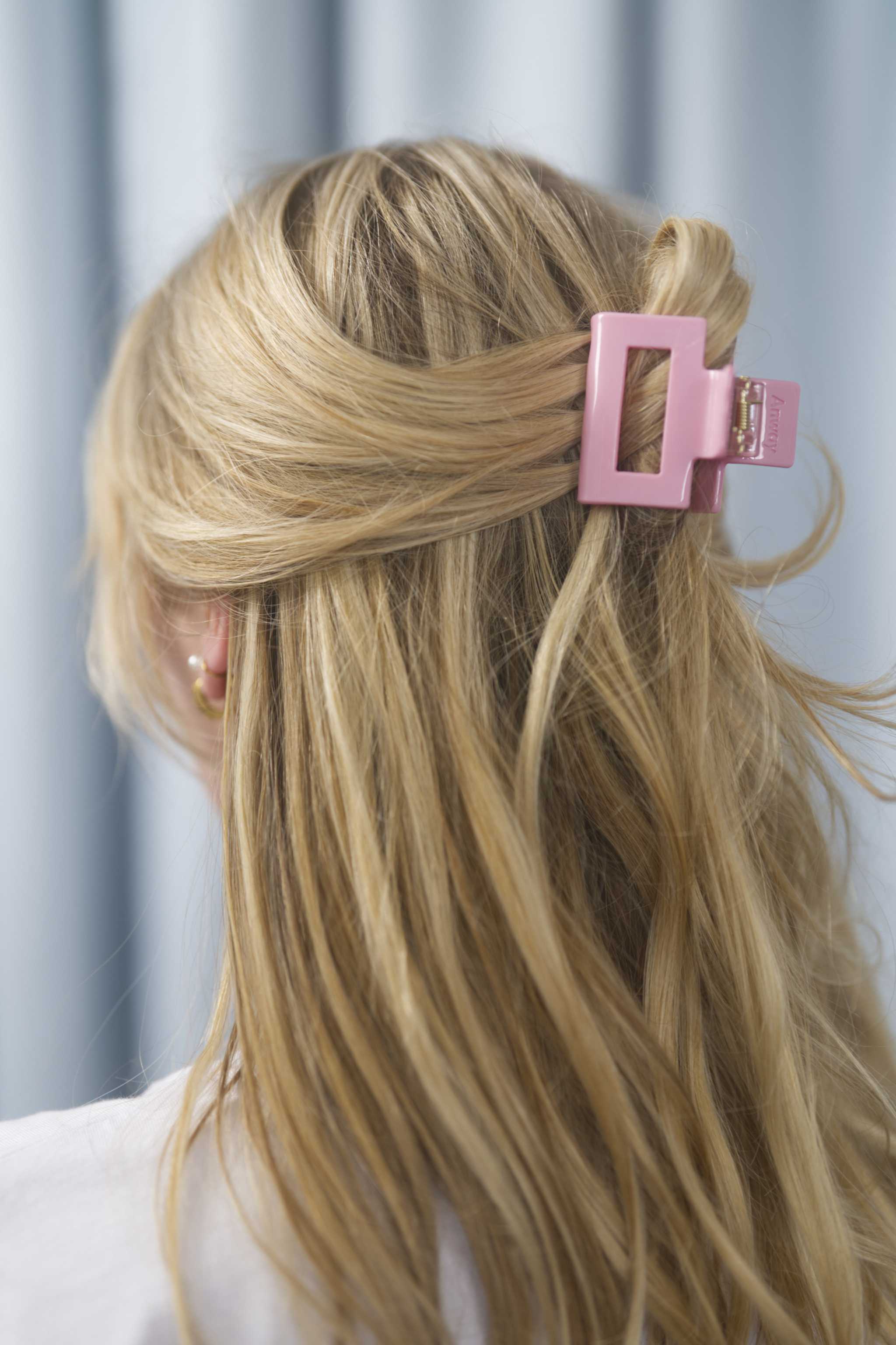 Kompakte Square Haarklammer in rosa mit elegantem Design – stilvolles, langlebiges und praktisches Haaraccessoire für unterwegs, das idealen Halt und maximalen Komfort bietet.
