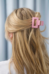 Kompakte Square Haarklammer in rosa mit elegantem Design – stilvolles, langlebiges und praktisches Haaraccessoire für unterwegs, das idealen Halt und maximalen Komfort bietet.