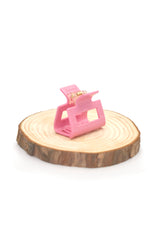 Kompakte Square Haarklammer in rosa mit elegantem Design – stilvolles, langlebiges und praktisches Haaraccessoire für unterwegs, das idealen Halt und maximalen Komfort bietet.