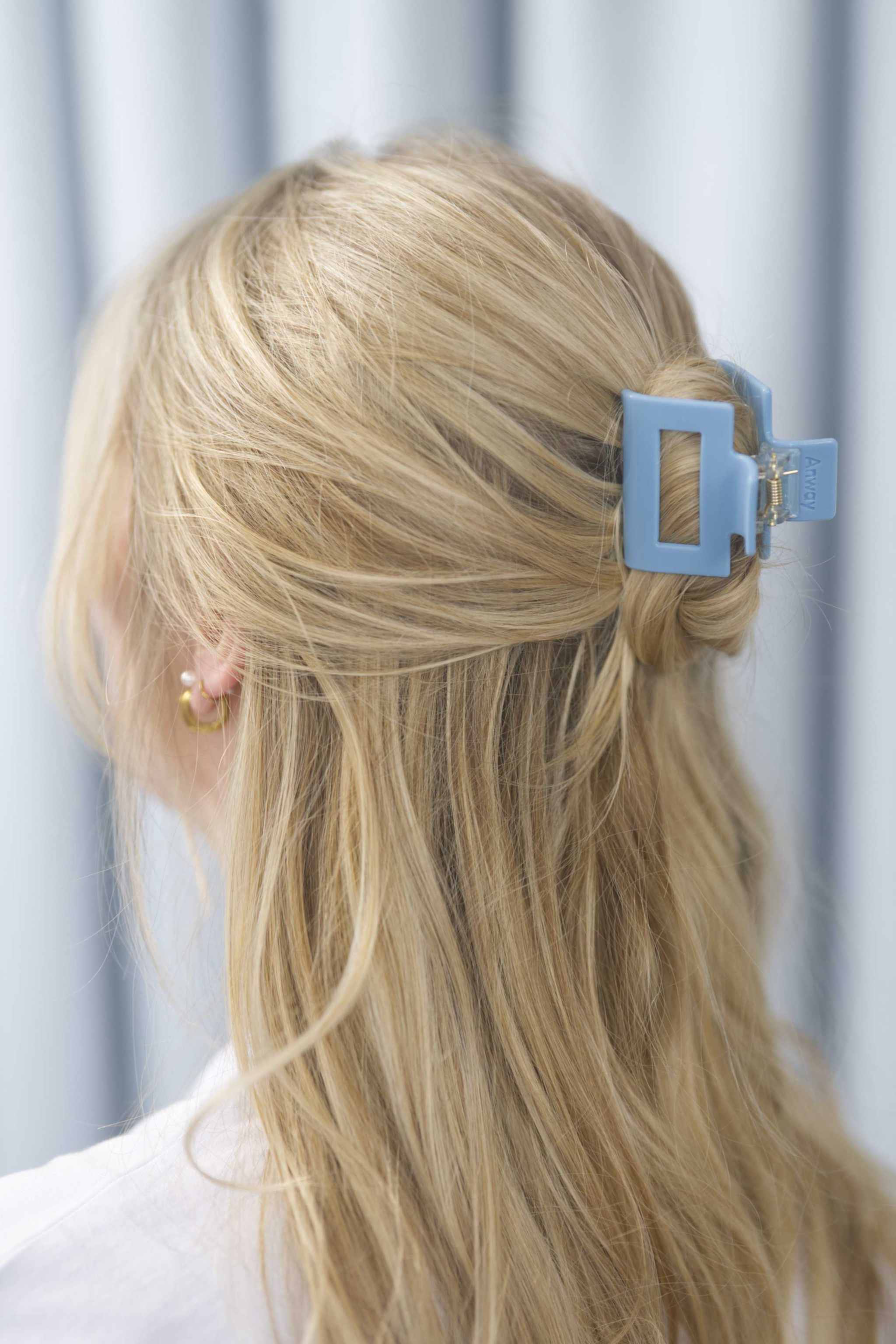 Kompakte Square Haarklammer in hellblau mit elegantem Design – stilvolles, langlebiges und praktisches Haaraccessoire für unterwegs, das idealen Halt und maximalen Komfort bietet.