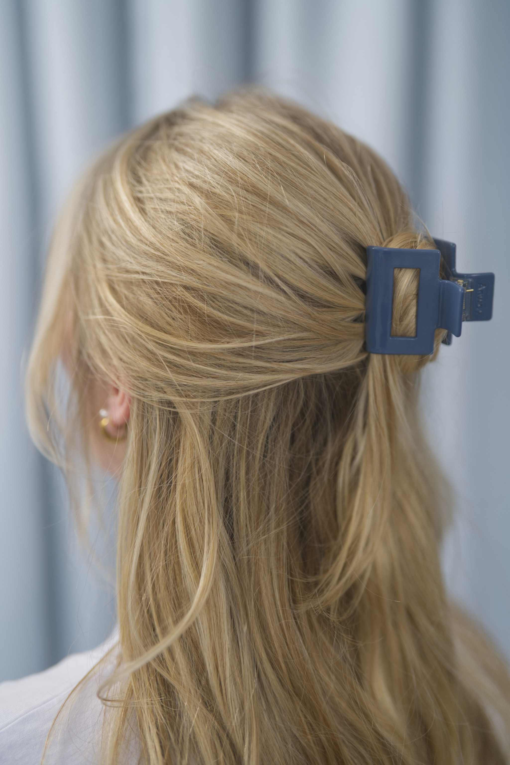 Kompakte Square Haarklammer in dunkelblau, navy mit elegantem Design – stilvolles, langlebiges und praktisches Haaraccessoire für unterwegs, das idealen Halt und maximalen Komfort bietet.