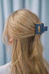 Kompakte Square Haarklammer in dunkelblau, navy mit elegantem Design – stilvolles, langlebiges und praktisches Haaraccessoire für unterwegs, das idealen Halt und maximalen Komfort bietet.