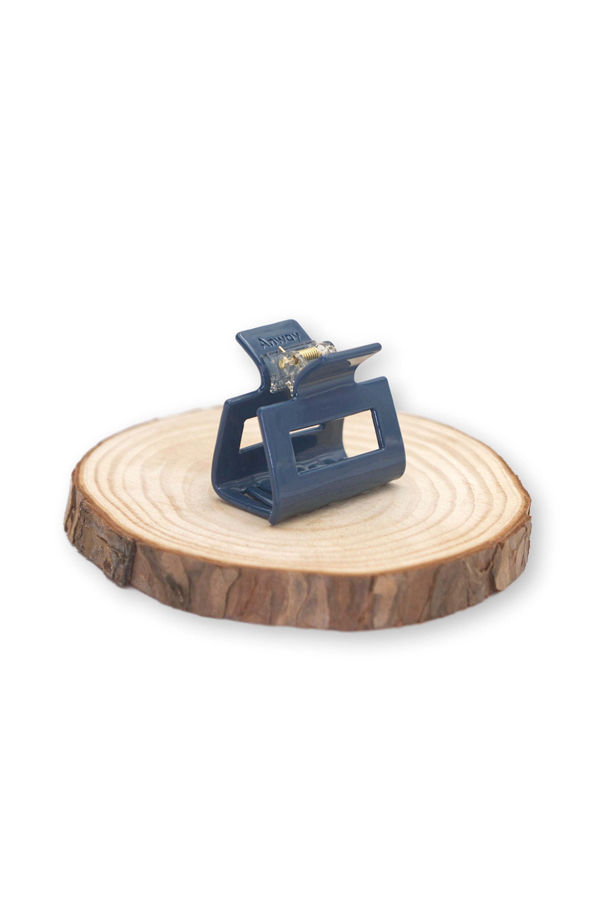 Kompakte Square Haarklammer in dunkelblau, navy mit elegantem Design – stilvolles, langlebiges und praktisches Haaraccessoire für unterwegs, das idealen Halt und maximalen Komfort bietet.