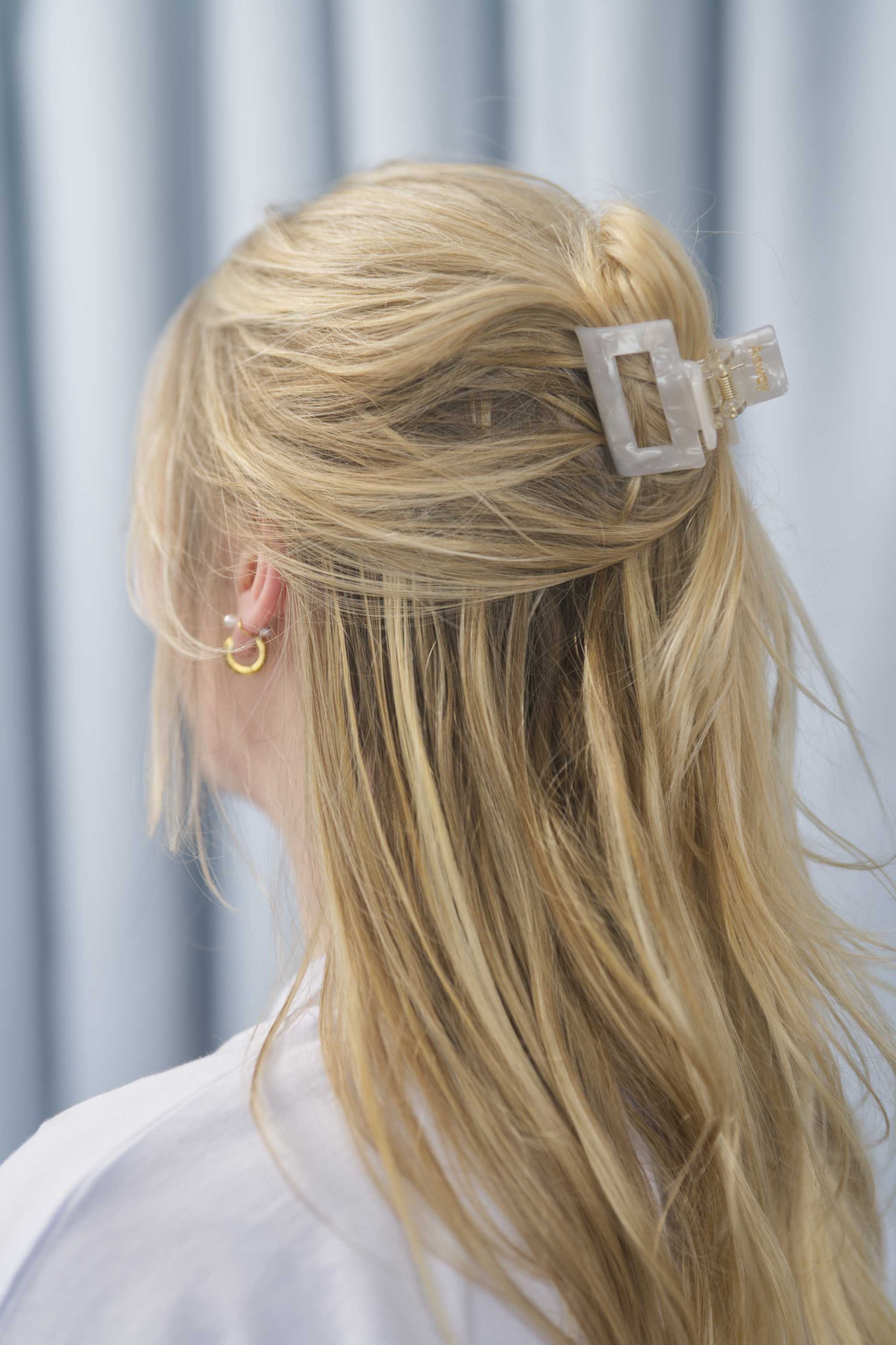 Kompakte Square Haarklammer in perlendem weiss mit elegantem Design – stilvolles, langlebiges und praktisches Haaraccessoire für unterwegs, das idealen Halt und maximalen Komfort bietet.