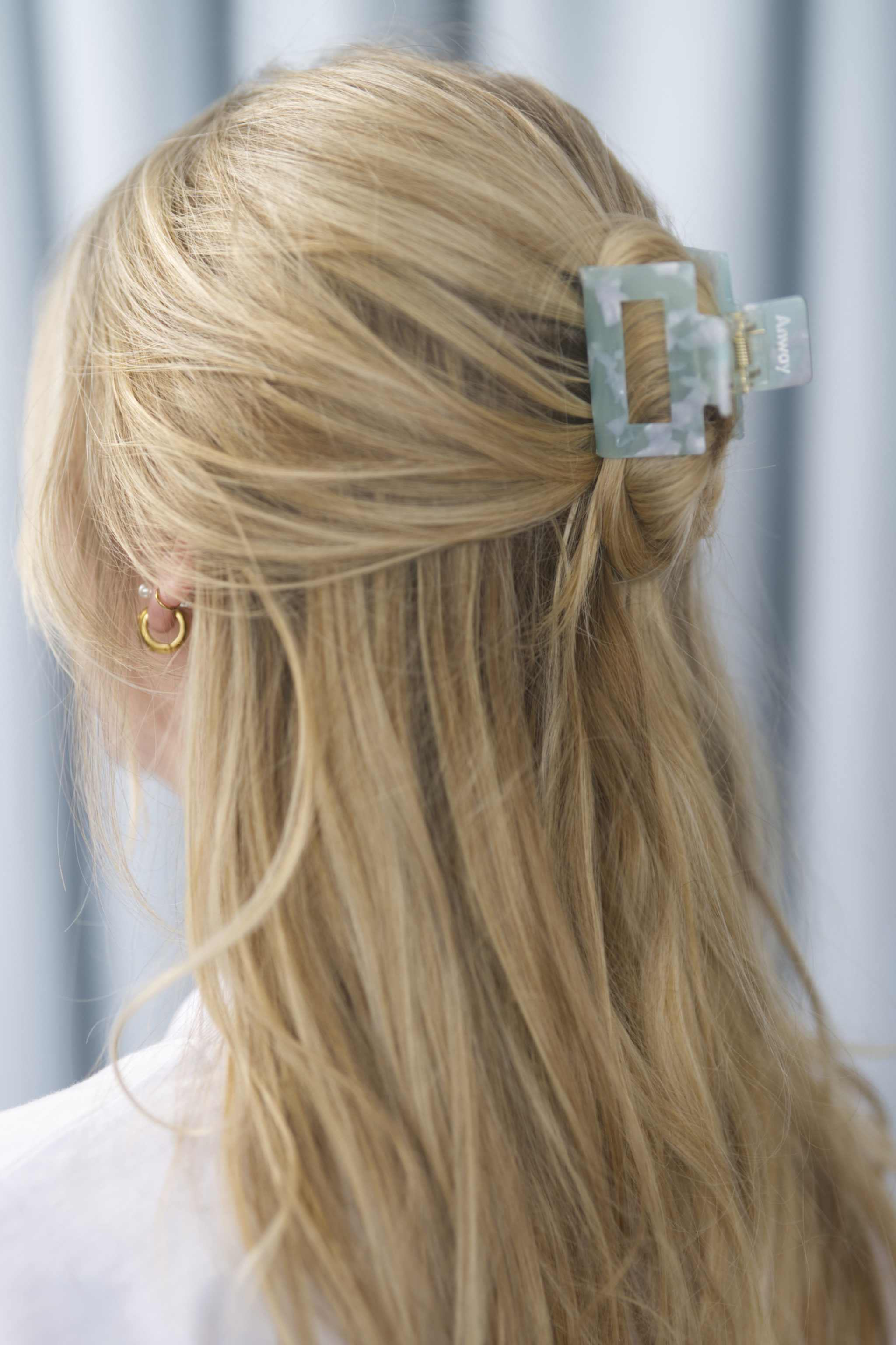 Kompakte Square Haarklammer in marmoriertem Mintgrün mit perlmuttartigem Glanz mit elegantem Design – stilvolles, langlebiges und praktisches Haaraccessoire für unterwegs, das idealen Halt und maximalen Komfort bietet.