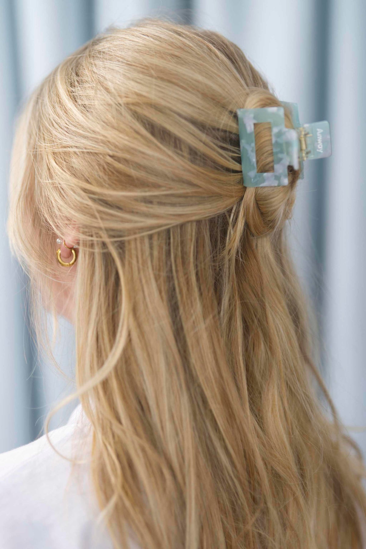 Kompakte Square Haarklammer in marmoriertem Mintgrün mit perlmuttartigem Glanz mit elegantem Design – stilvolles, langlebiges und praktisches Haaraccessoire für unterwegs, das idealen Halt und maximalen Komfort bietet.