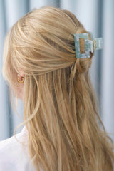 Kompakte Square Haarklammer in marmoriertem Mintgrün mit perlmuttartigem Glanz mit elegantem Design – stilvolles, langlebiges und praktisches Haaraccessoire für unterwegs, das idealen Halt und maximalen Komfort bietet.
