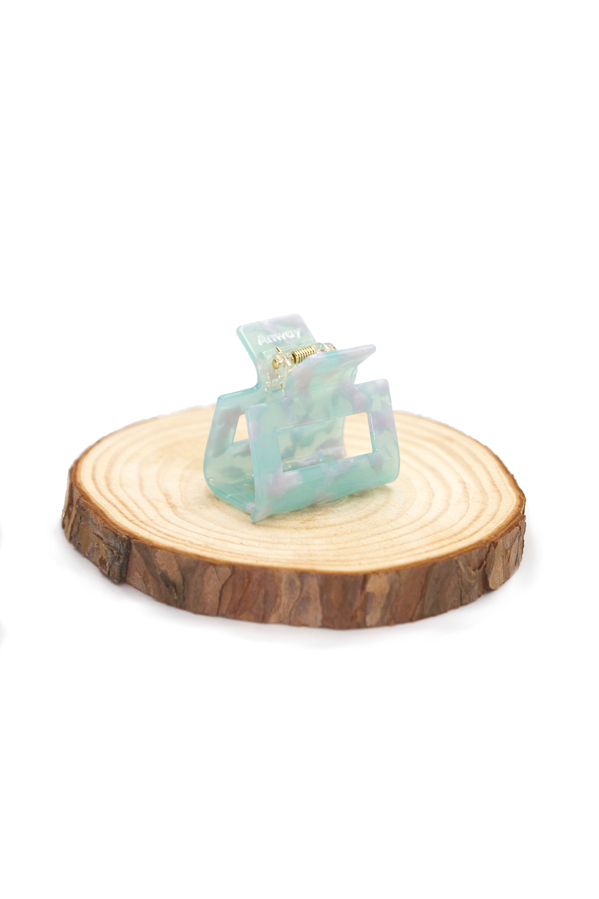 Kompakte Square Haarklammer in marmoriertem Mintgrün mit perlmuttartigem Glanz mit elegantem Design – stilvolles, langlebiges und praktisches Haaraccessoire für unterwegs, das idealen Halt und maximalen Komfort bietet.