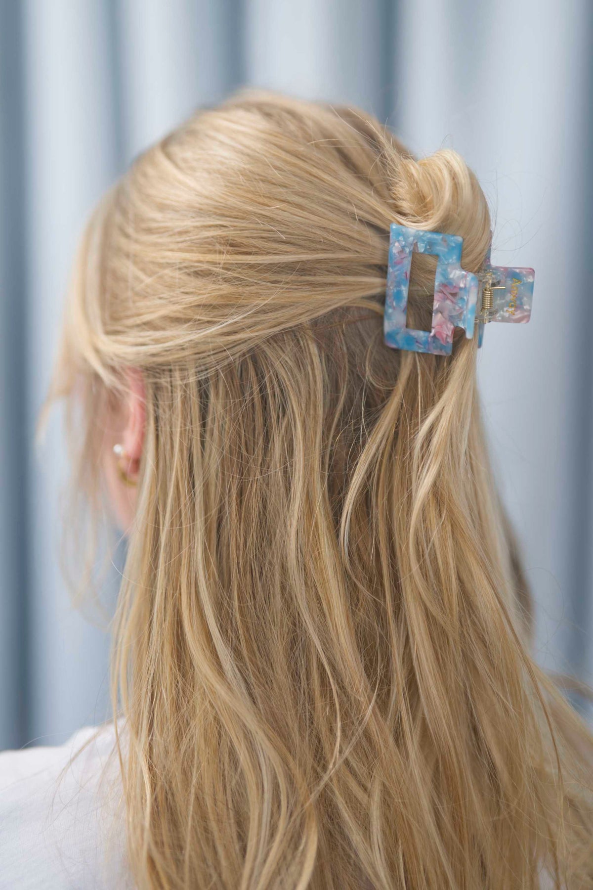 Kompakte Square Haarklammer bunt marmoriert mit pastellblauen, rosa und weissfarbenen Akzenten mit elegantem Design – stilvolles, langlebiges und praktisches Haaraccessoire für unterwegs, das idealen Halt und maximalen Komfort bietet.