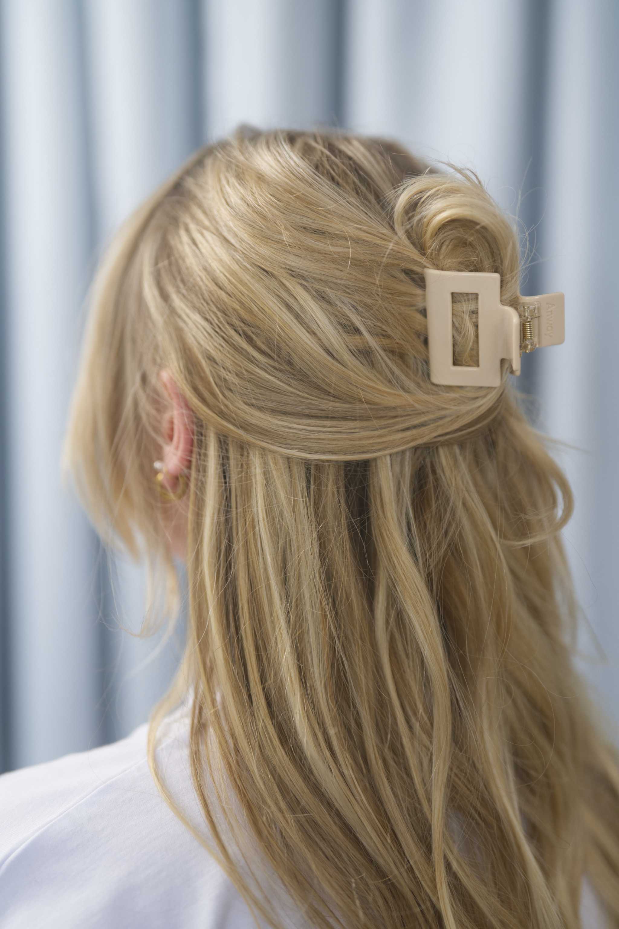 Kompakte Square Haarklammer vanillefarben in hellem Beige mit elegantem Design – stilvolles, langlebiges und praktisches Haaraccessoire für unterwegs, das idealen Halt und maximalen Komfort bietet.