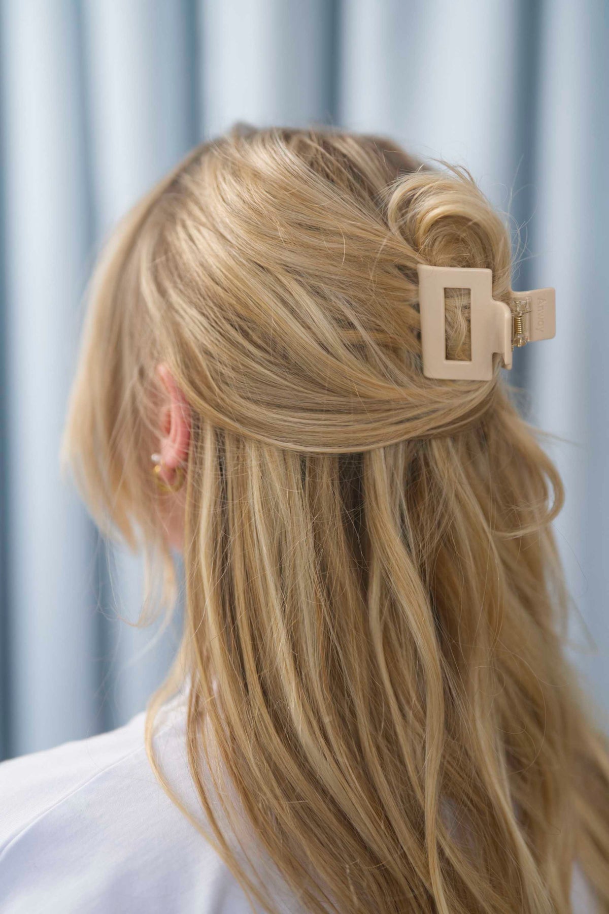 Kompakte Square Haarklammer vanillefarben in hellem Beige mit elegantem Design – stilvolles, langlebiges und praktisches Haaraccessoire für unterwegs, das idealen Halt und maximalen Komfort bietet.