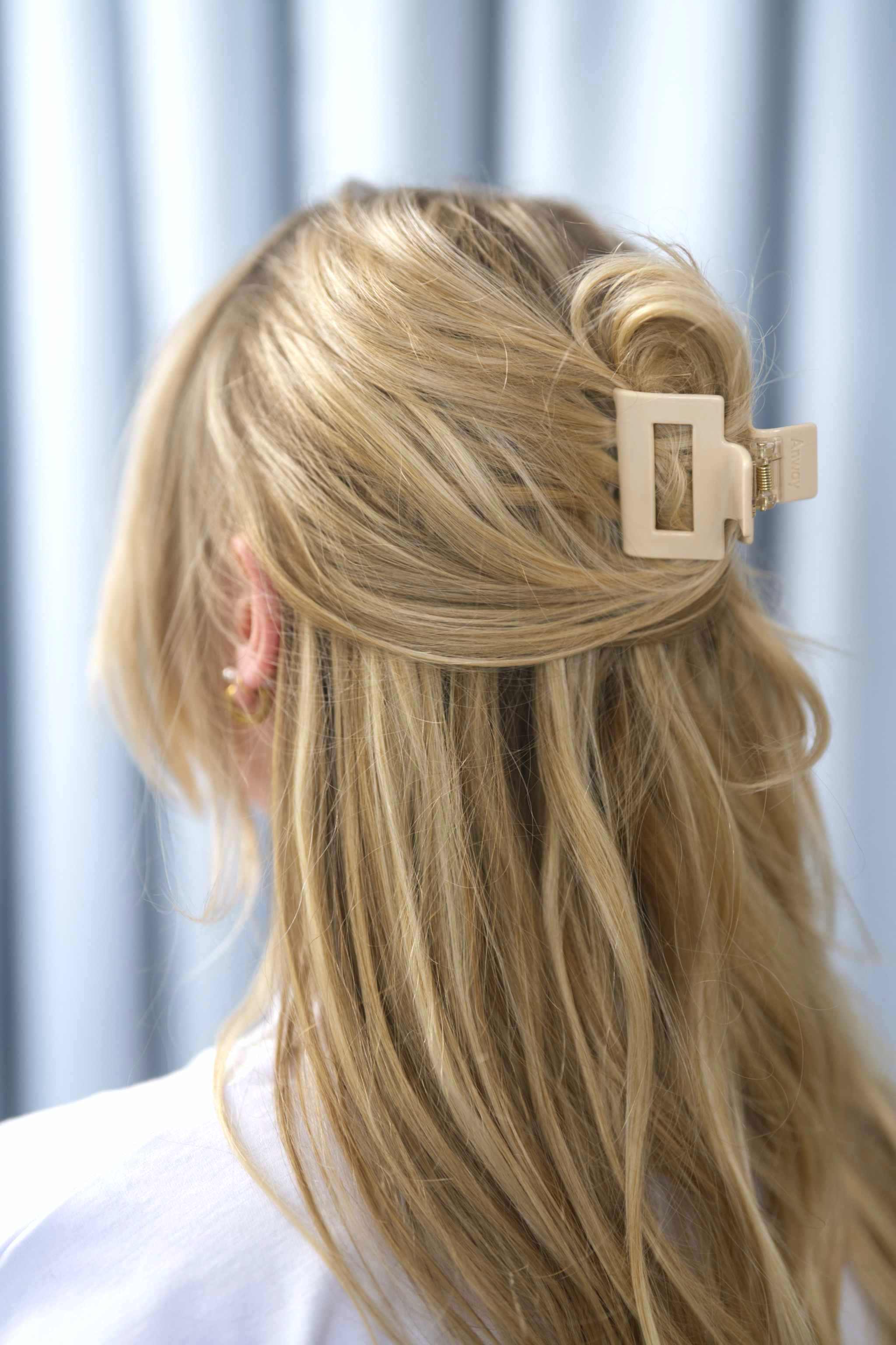 quare Haarklammer vanillefarben in hellem Beige mit elegantem Design