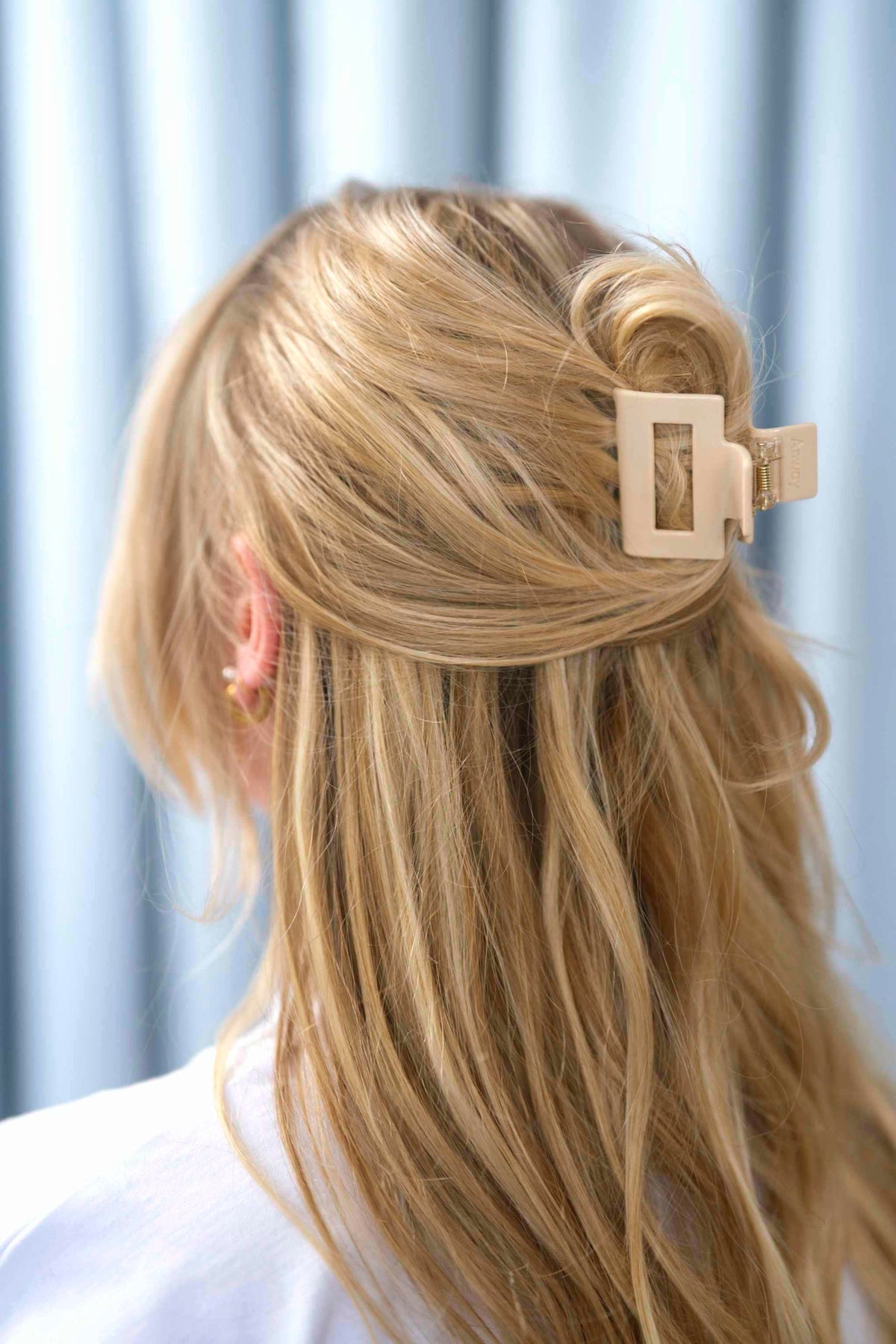 quare Haarklammer vanillefarben in hellem Beige mit elegantem Design