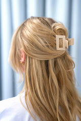 quare Haarklammer vanillefarben in hellem Beige mit elegantem Design