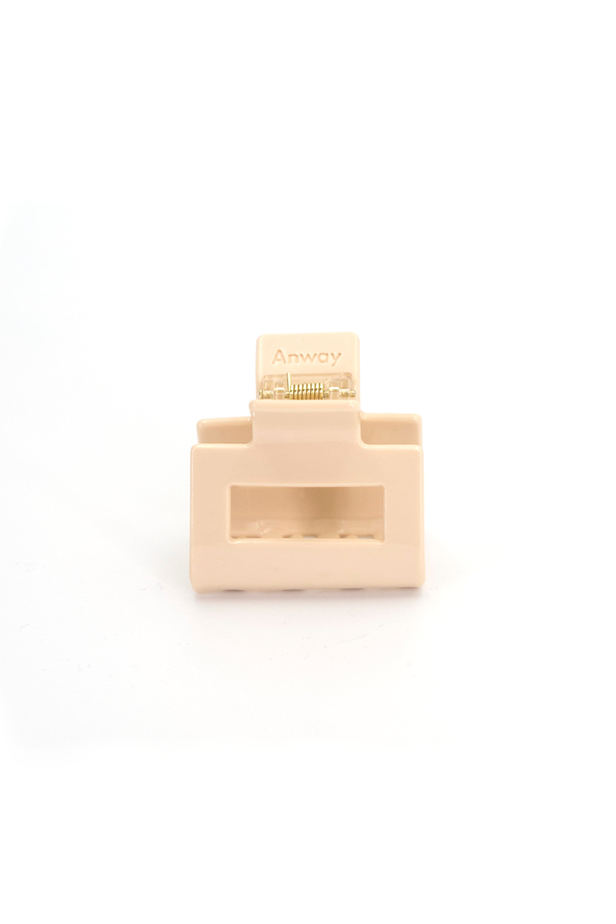 Kompakte Square Haarklammer vanillefarben in hellem Beige mit elegantem Design – stilvolles, langlebiges und praktisches Haaraccessoire für unterwegs, das idealen Halt und maximalen Komfort bietet.