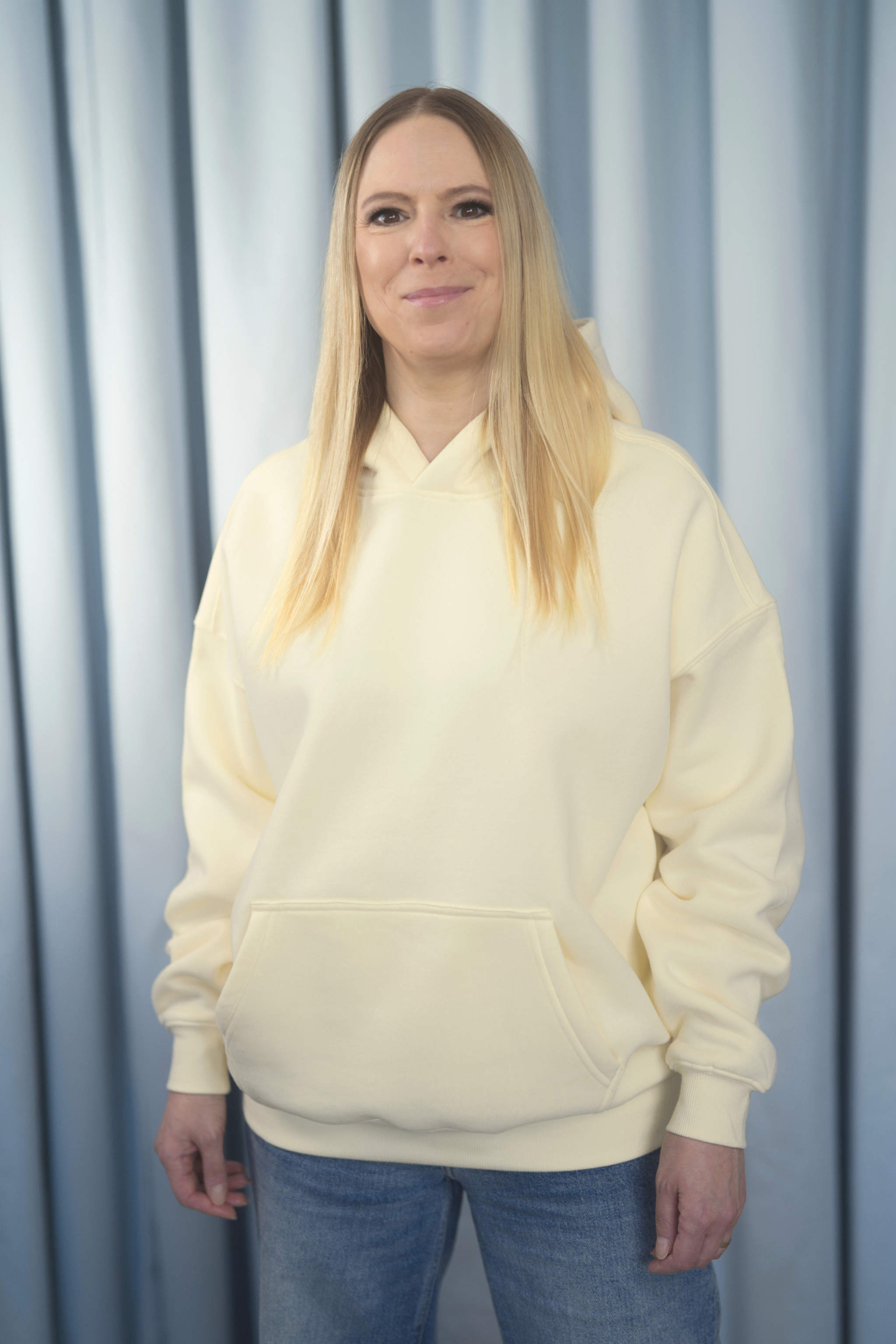 BUTTERMILK YELLOW Unisex Hoodie mit moderner, oversized Passform – kuschlig weich und aus hochwertigem Material.