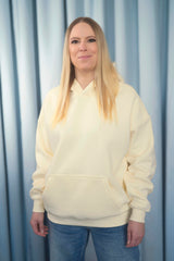 BUTTERMILK YELLOW Unisex Hoodie mit moderner, oversized Passform – kuschlig weich und aus hochwertigem Material.