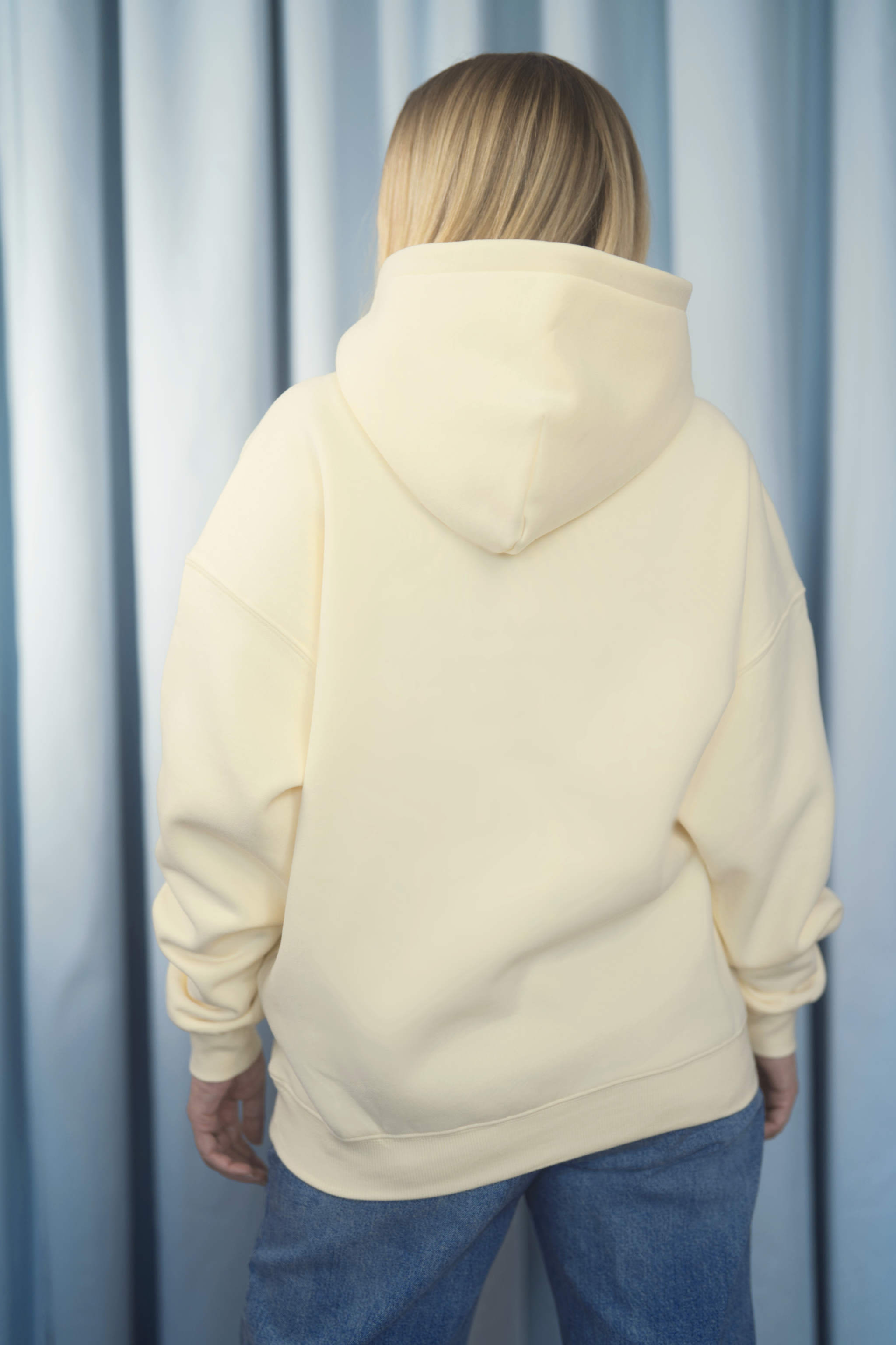 BUTTERMILK YELLOW Unisex Hoodie mit moderner, oversized Passform – kuschlig weich und aus hochwertigem Material.