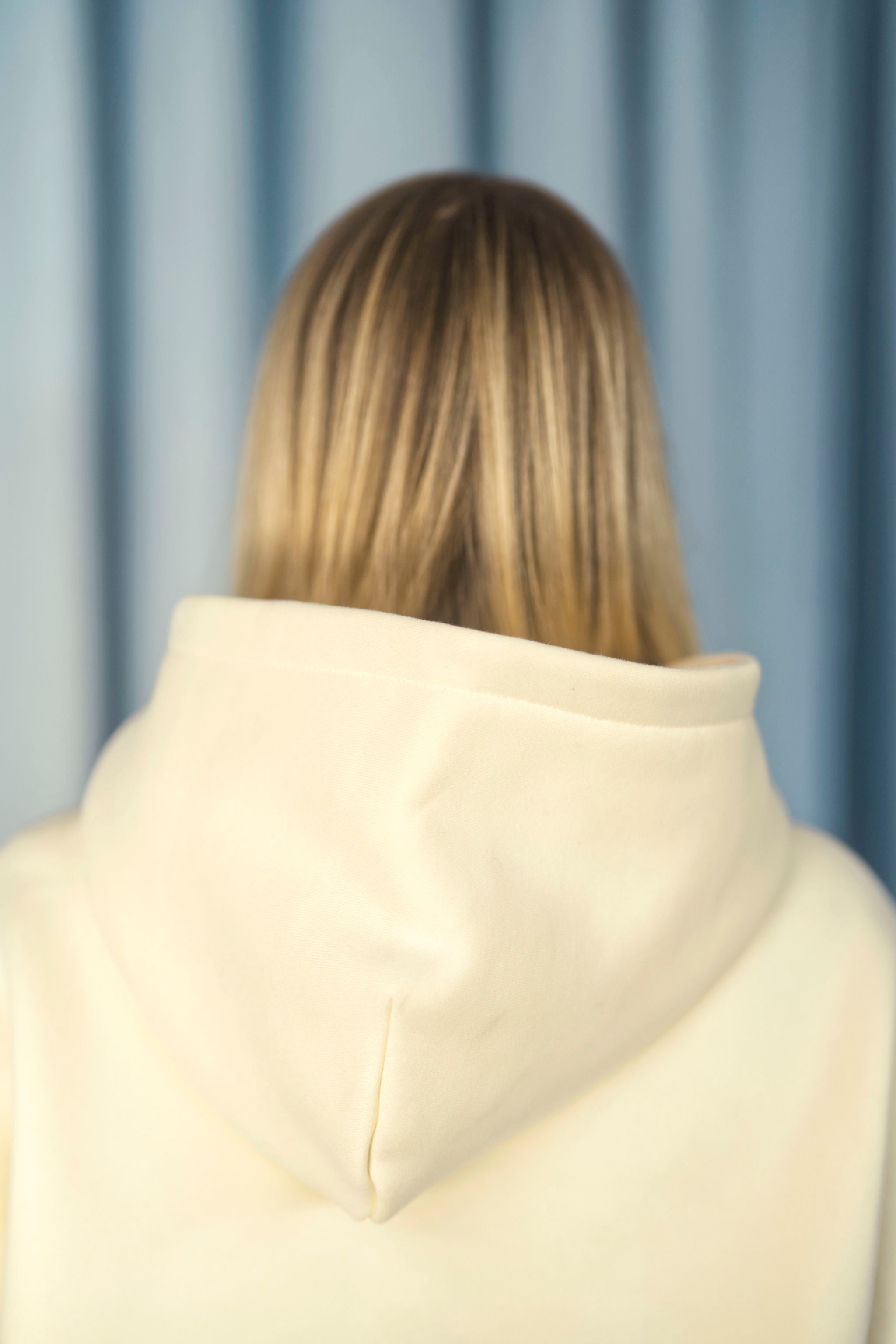 BUTTERMILK YELLOW Unisex Hoodie mit moderner, oversized Passform – kuschlig weich und aus hochwertigem Material.