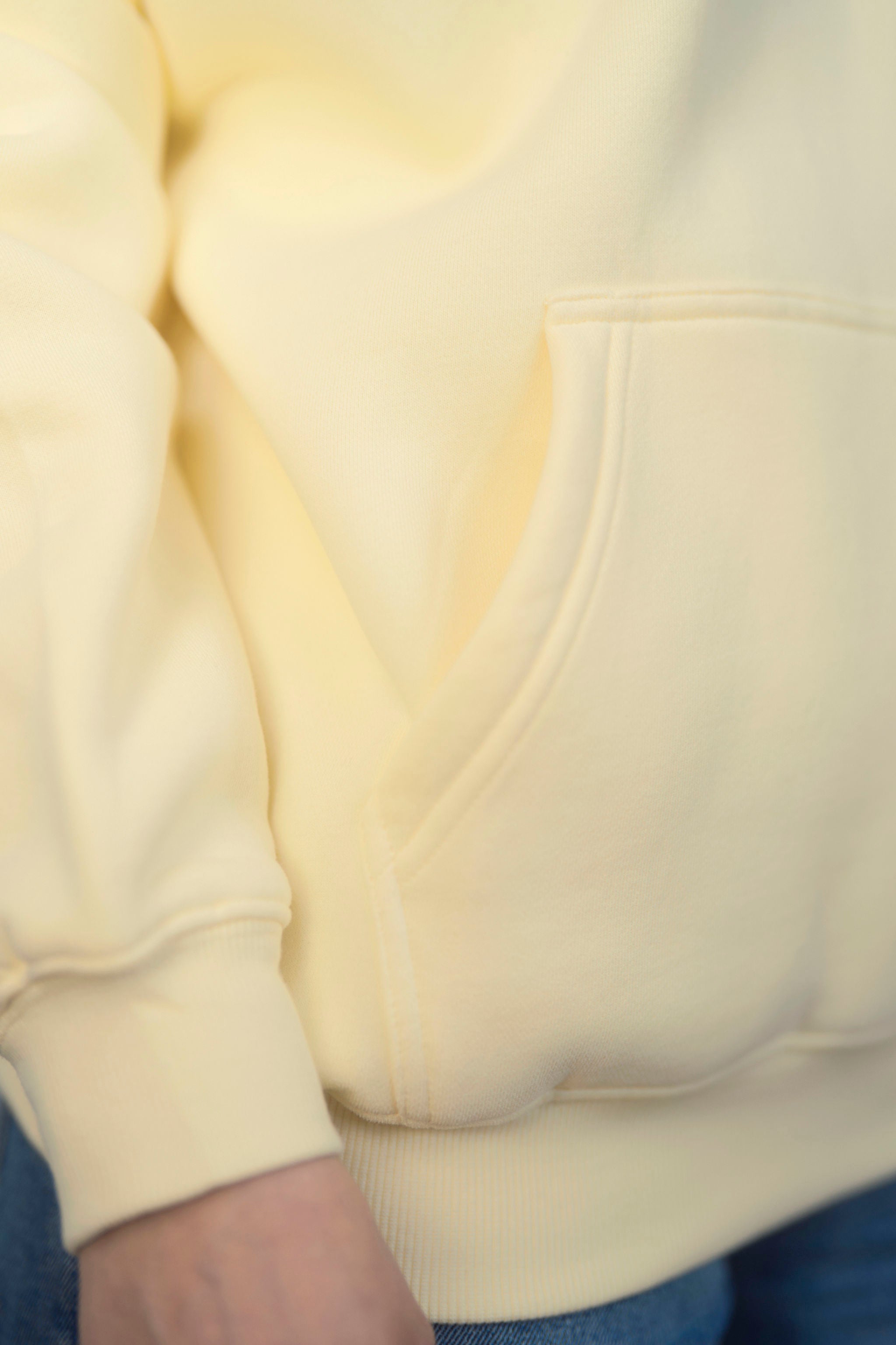 BUTTERMILK YELLOW Unisex Hoodie mit moderner, oversized Passform – kuschlig weich und aus hochwertigem Material.