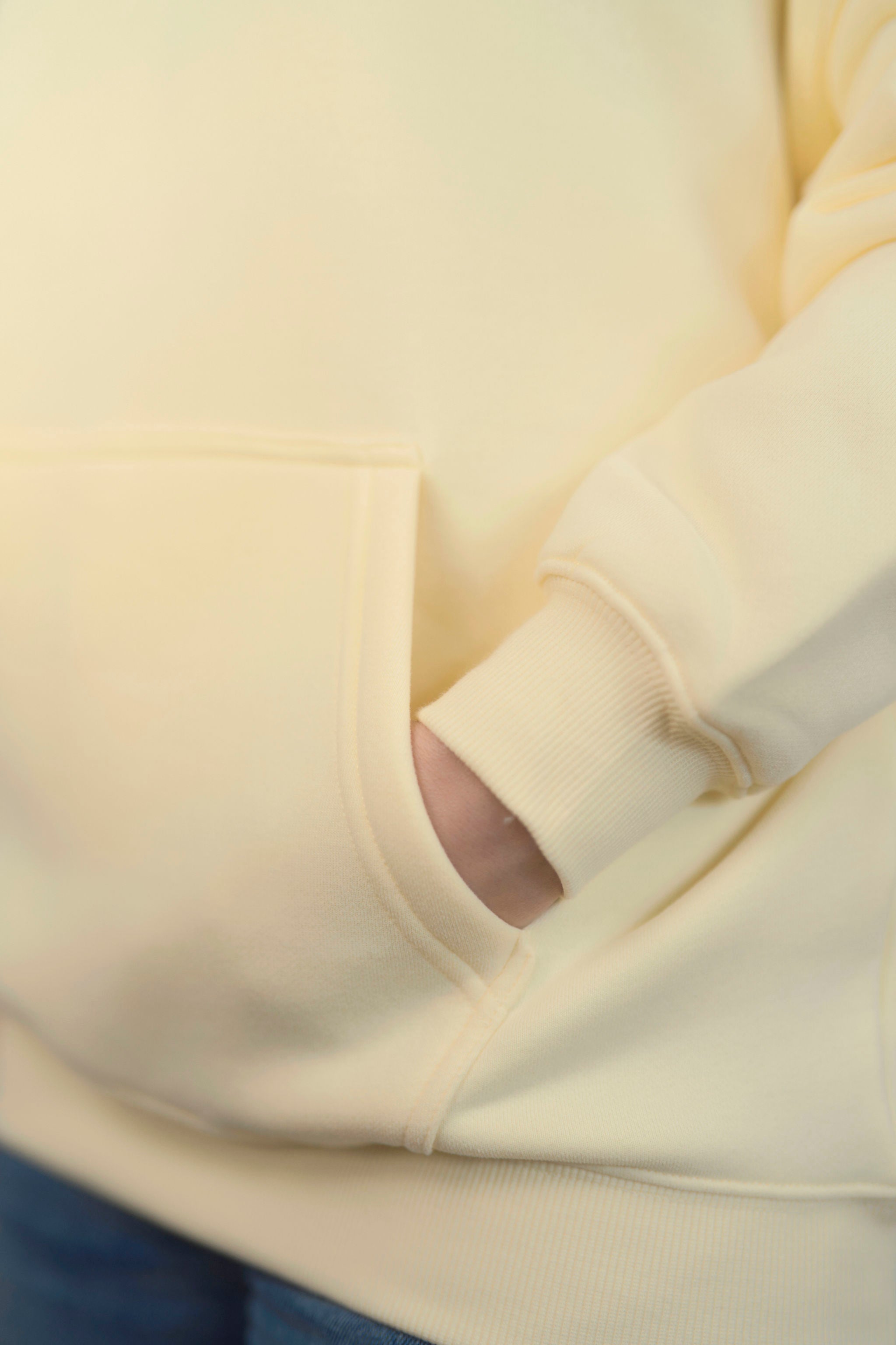 BUTTERMILK YELLOW Unisex Hoodie mit moderner, oversized Passform – kuschlig weich und aus hochwertigem Material.