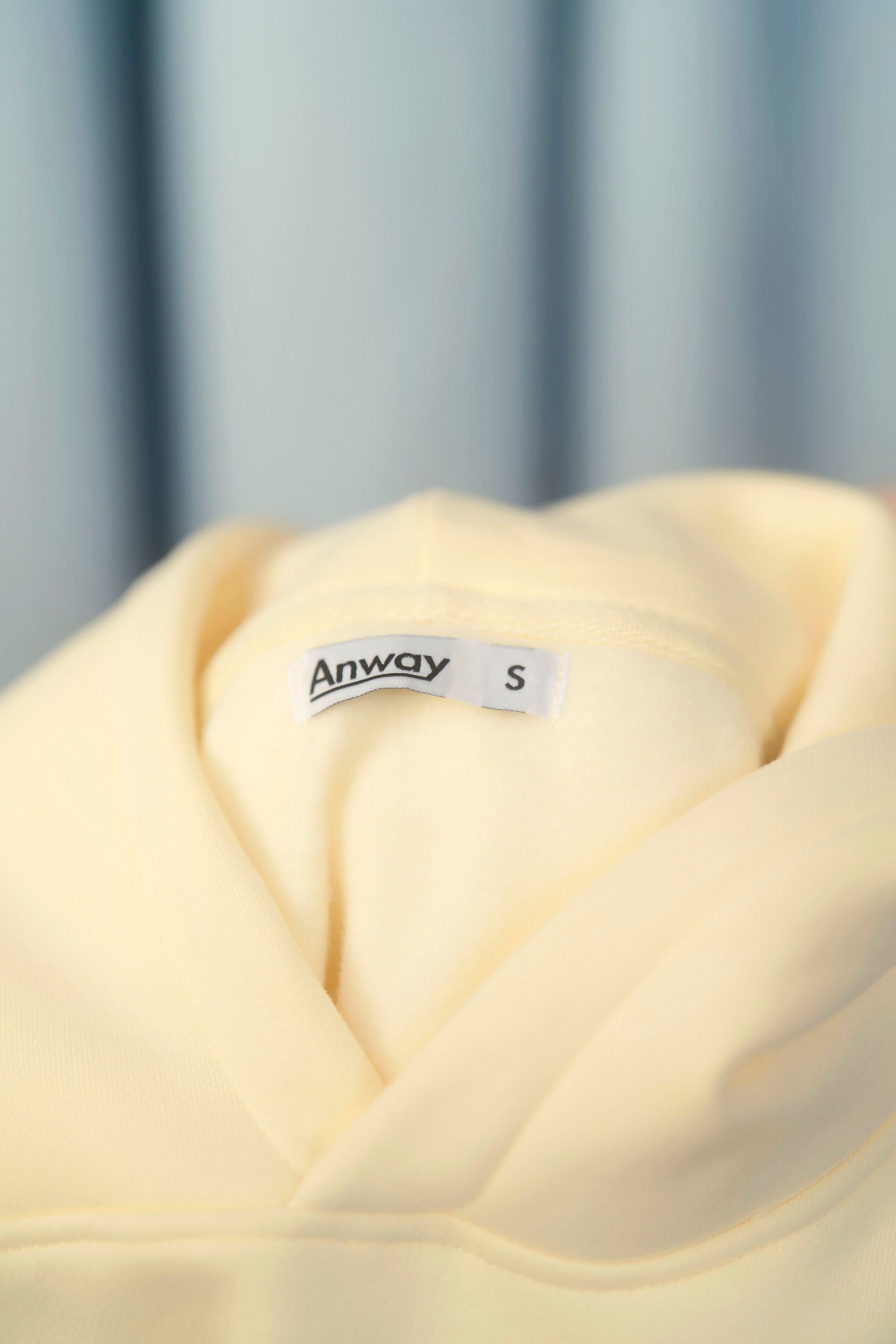 BUTTERMILK YELLOW Unisex Hoodie mit moderner, oversized Passform – kuschlig weich und aus hochwertigem Material.