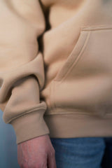DARK BEIGE Unisex Hoodie mit moderner, oversized Passform – kuschlig weich und aus hochwertigem Material.