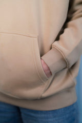 DARK BEIGE Unisex Hoodie mit moderner, oversized Passform – kuschlig weich und aus hochwertigem Material.