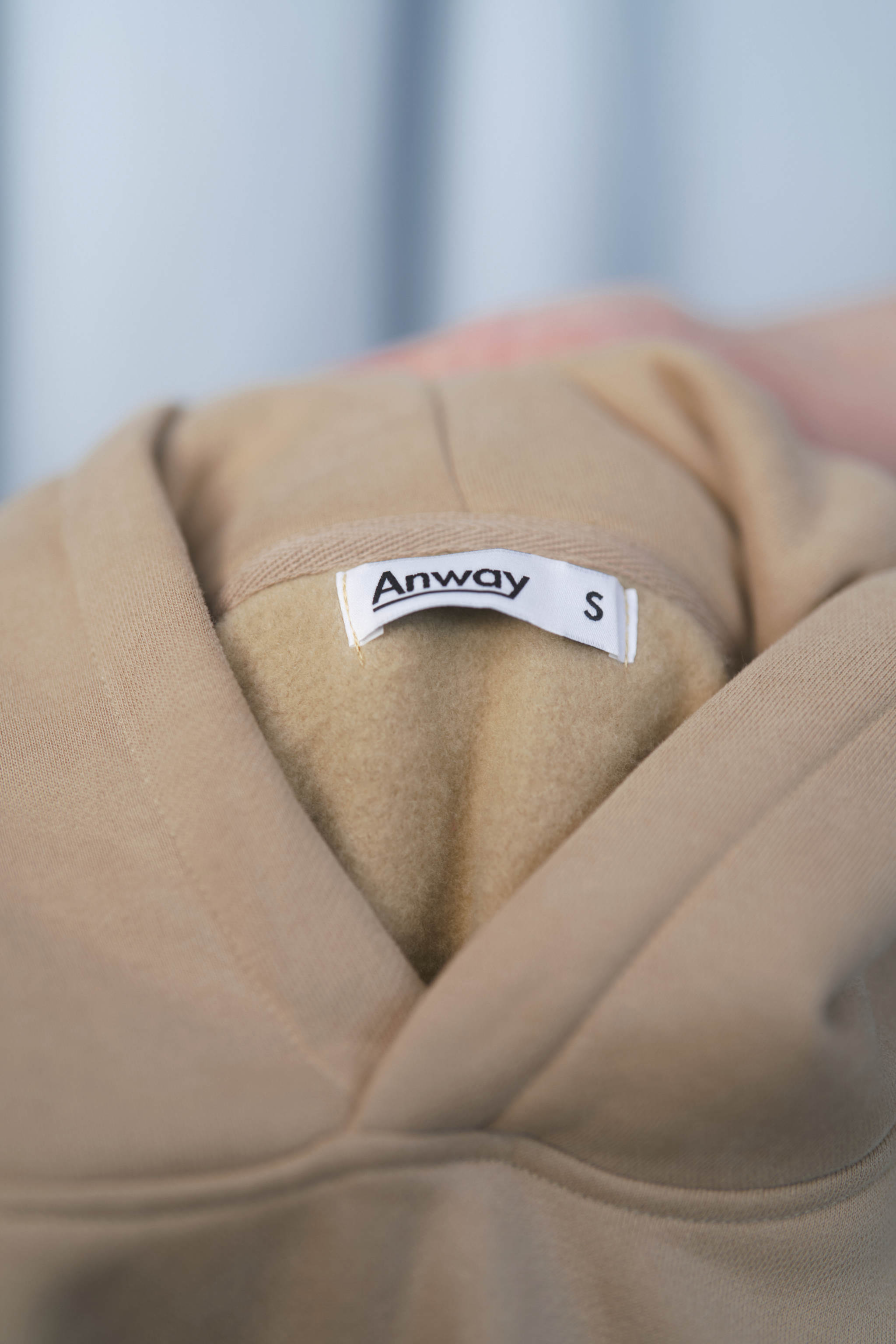 DARK BEIGE Unisex Hoodie mit moderner, oversized Passform – kuschlig weich und aus hochwertigem Material.