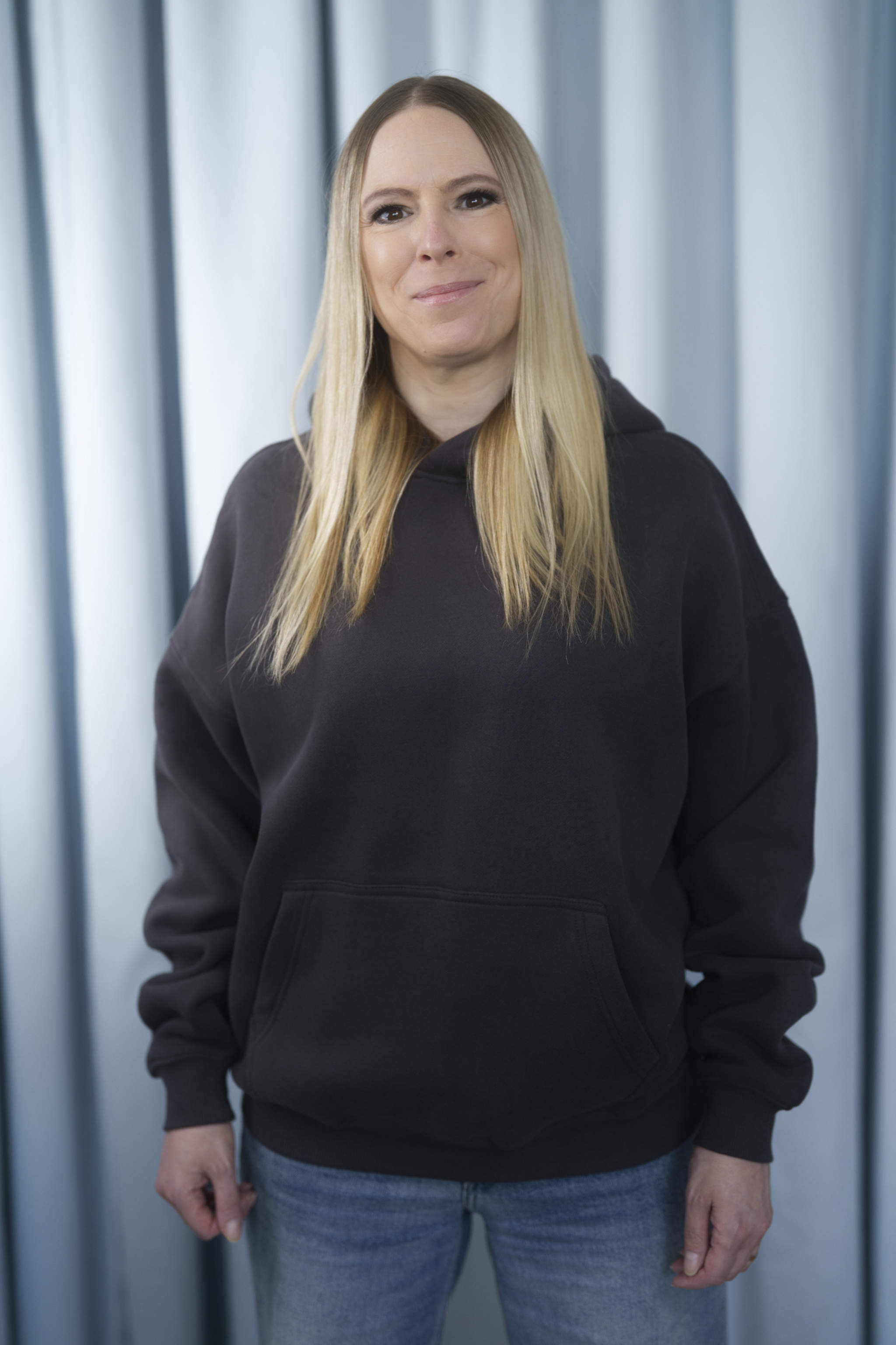 DARK GRAY Unisex Hoodie mit moderner, oversized Passform – kuschlig weich und aus hochwertigem Material.