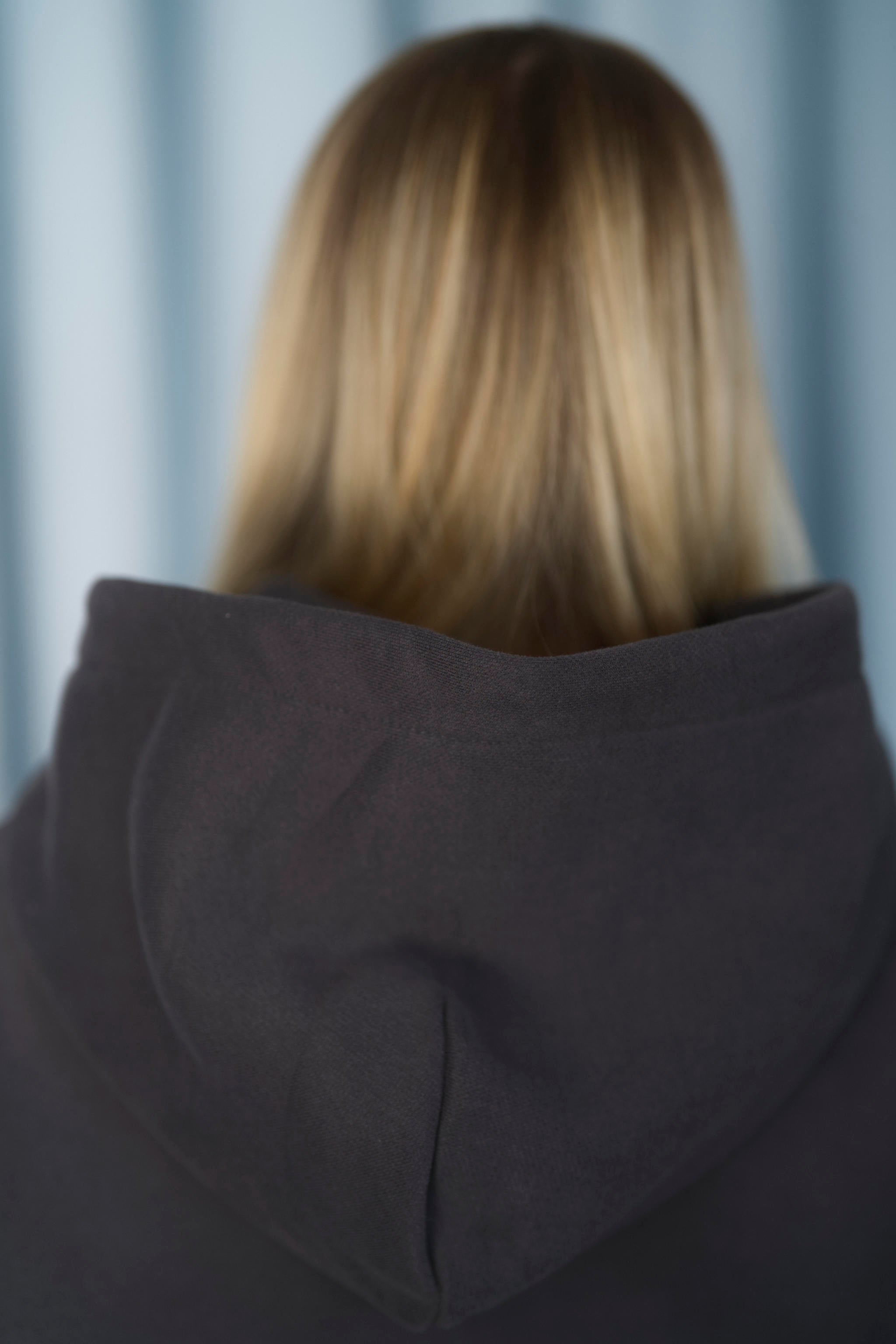 DARK GRAY Unisex Hoodie mit moderner, oversized Passform – kuschlig weich und aus hochwertigem Material.