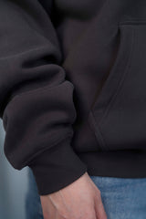 DARK GRAY Unisex Hoodie mit moderner, oversized Passform – kuschlig weich und aus hochwertigem Material.
